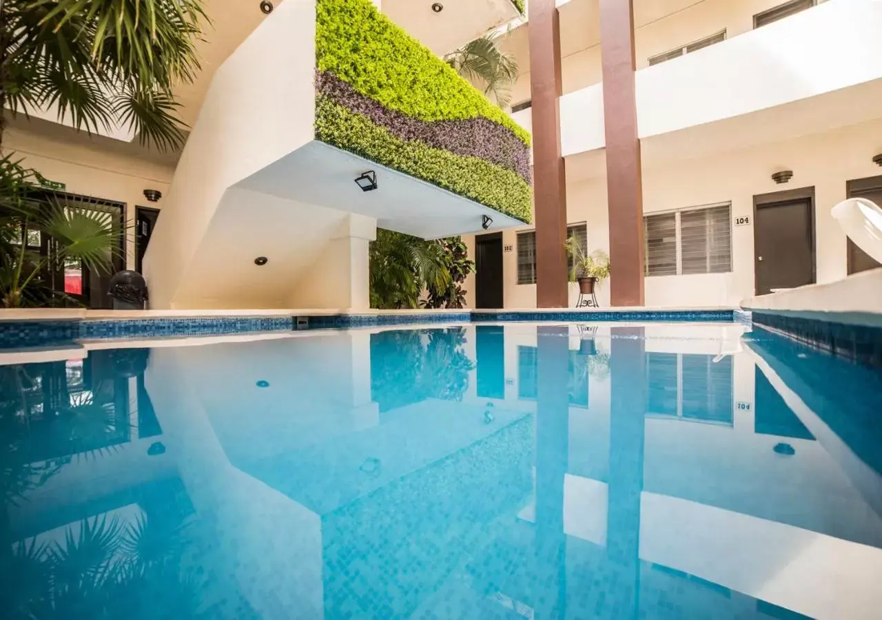 Swimming Pool in Hotel Marlon