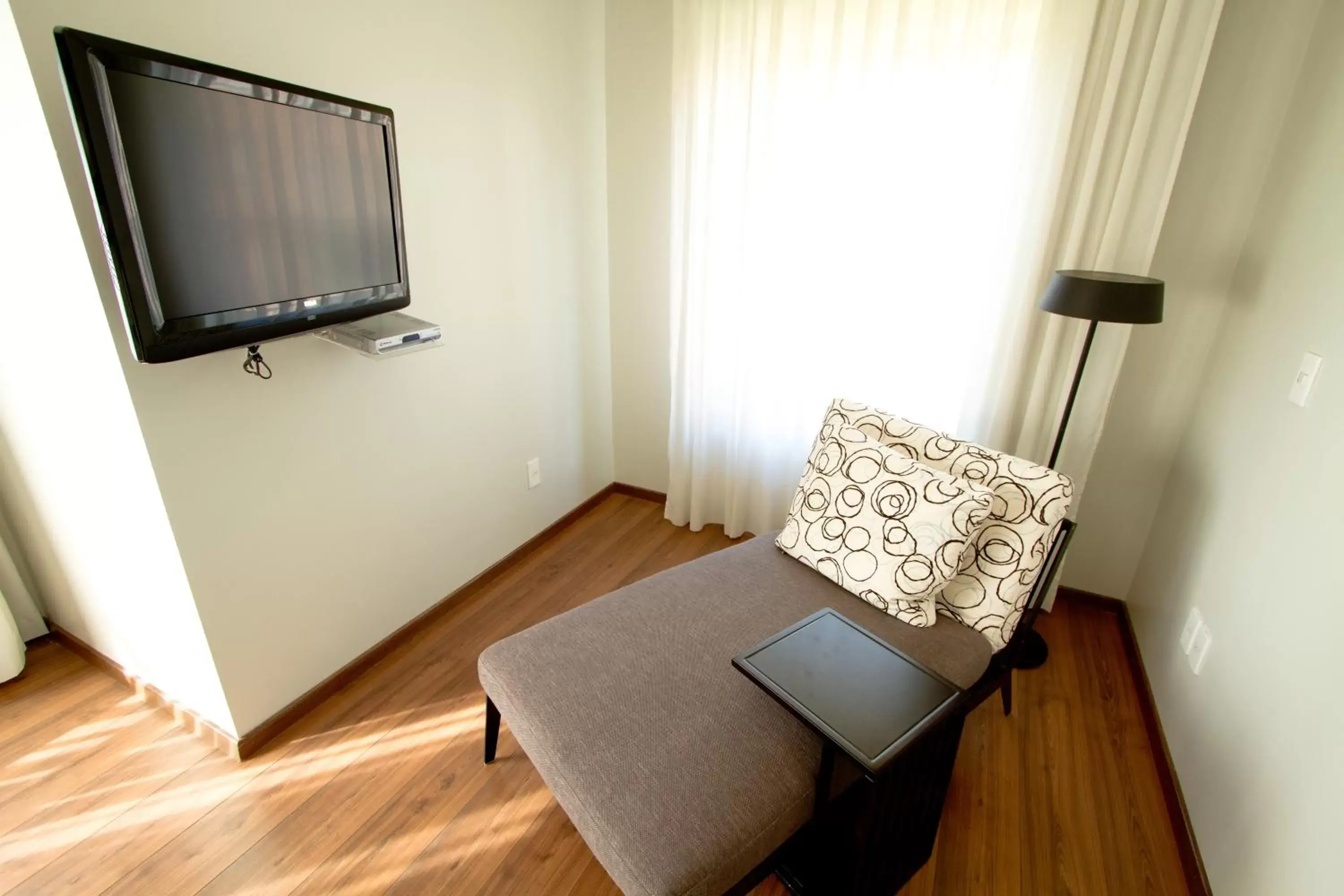 Seating area, TV/Entertainment Center in Regency Park Hotel