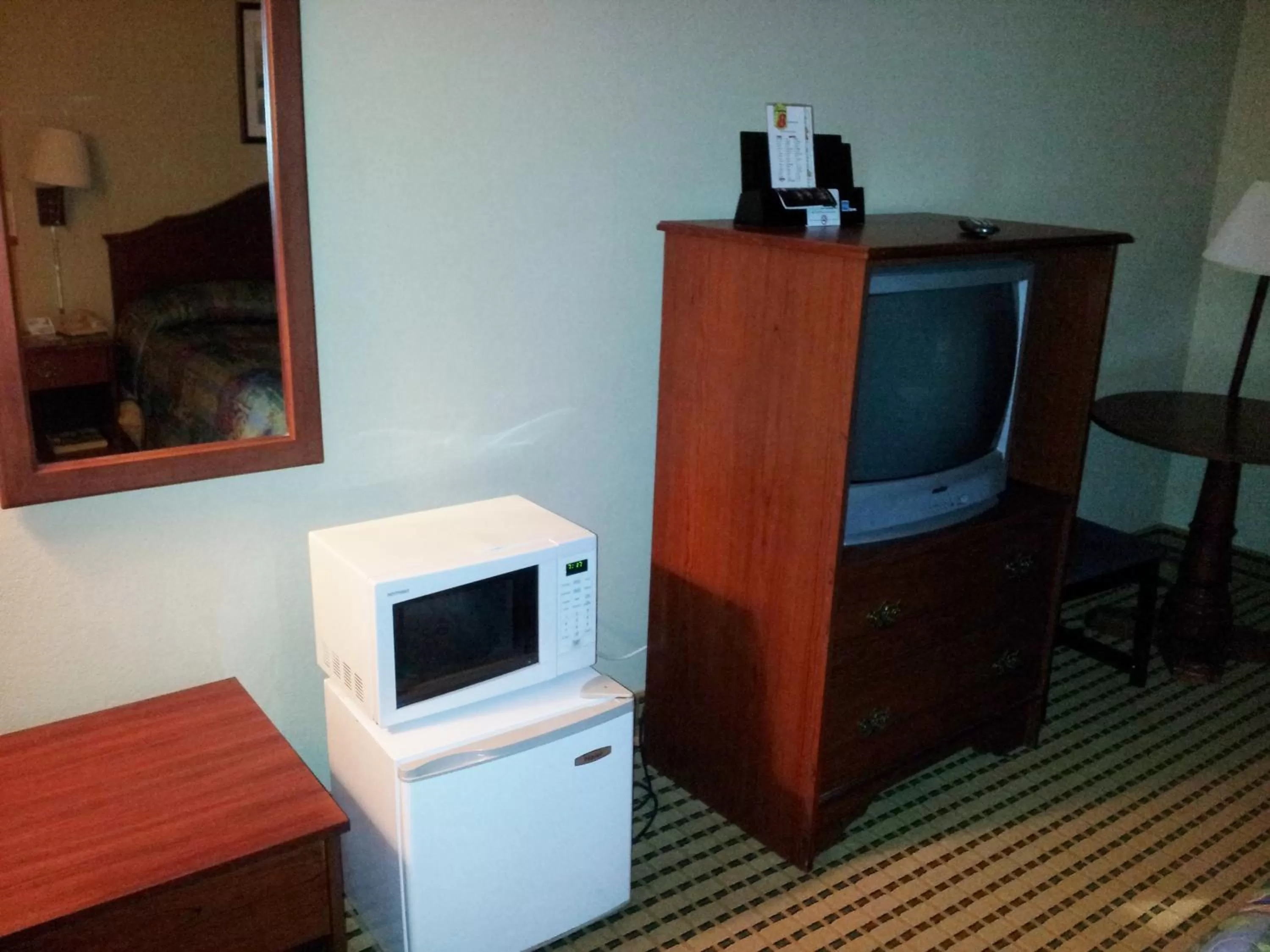 TV and multimedia in Super 8 by Wyndham Dawsonville