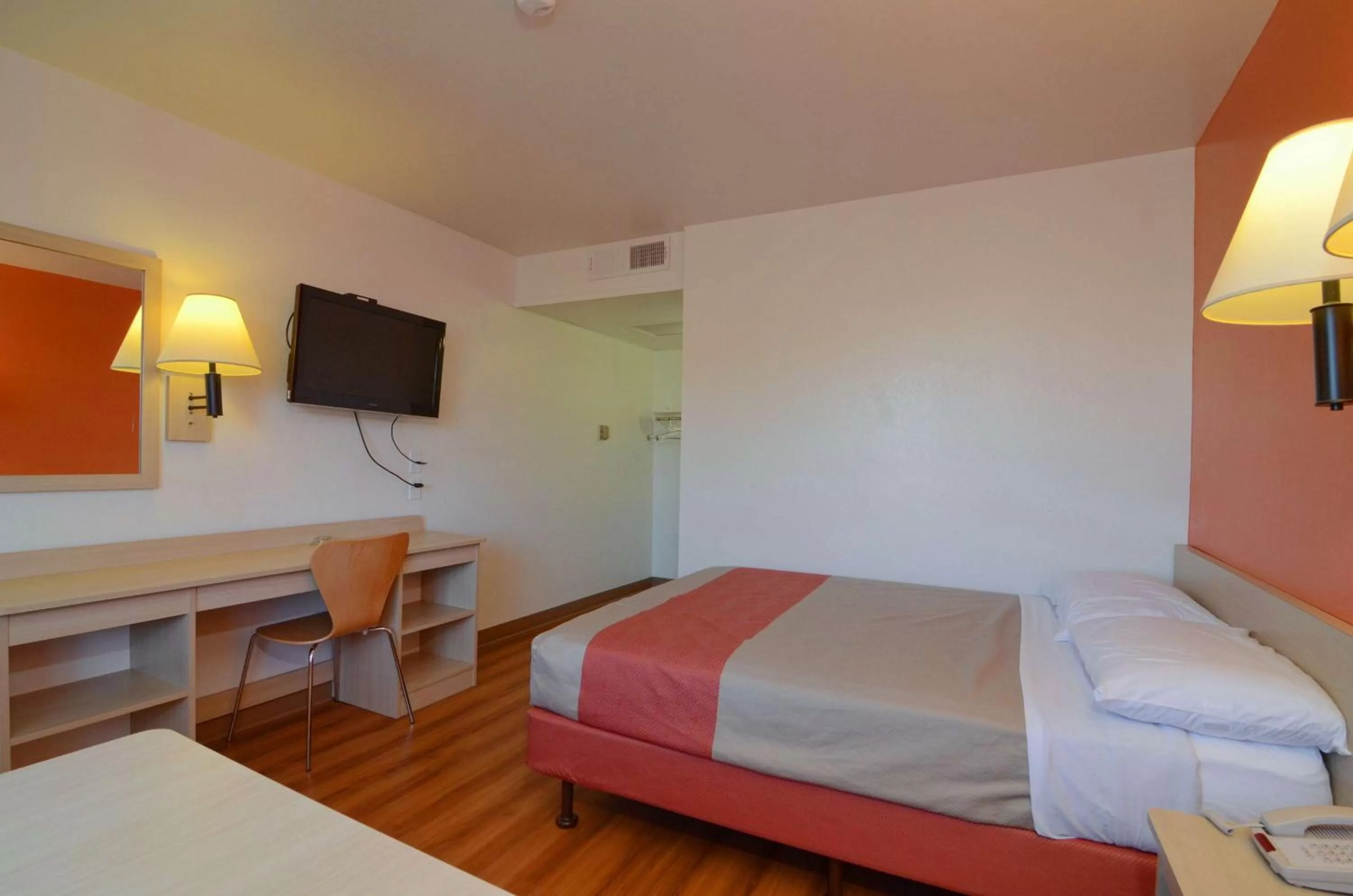 TV and multimedia, Bed in Motel 6-Indio, CA - Palm Springs