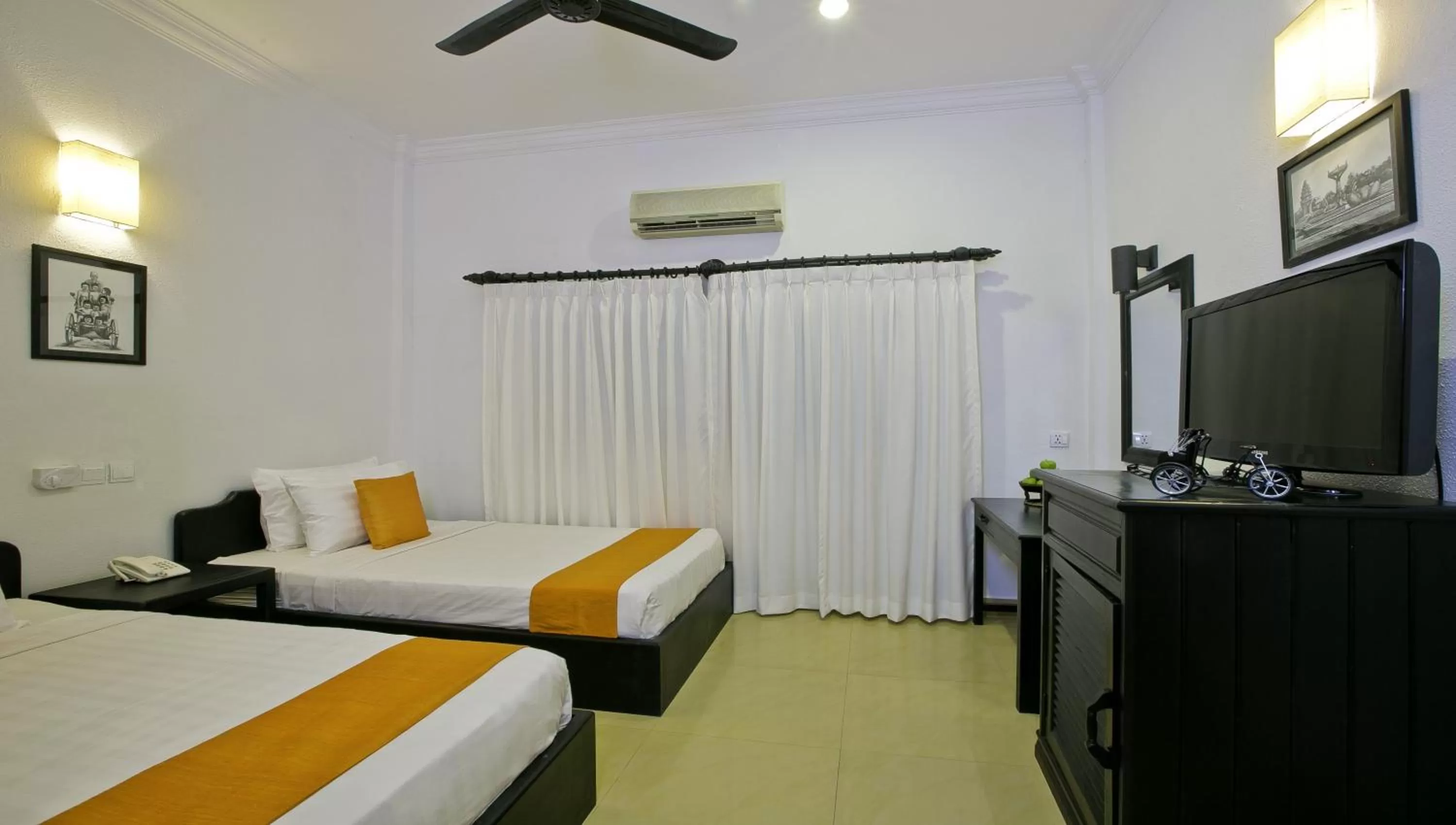 Bed in The Cyclo d'Angkor Boutique Hotel