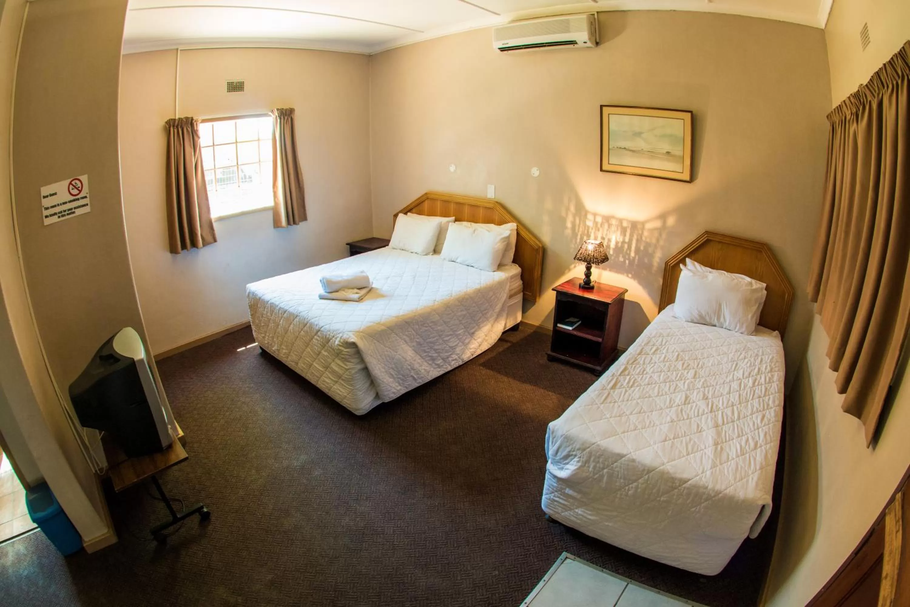 Bed in Horseshoe Inn and Conference Center