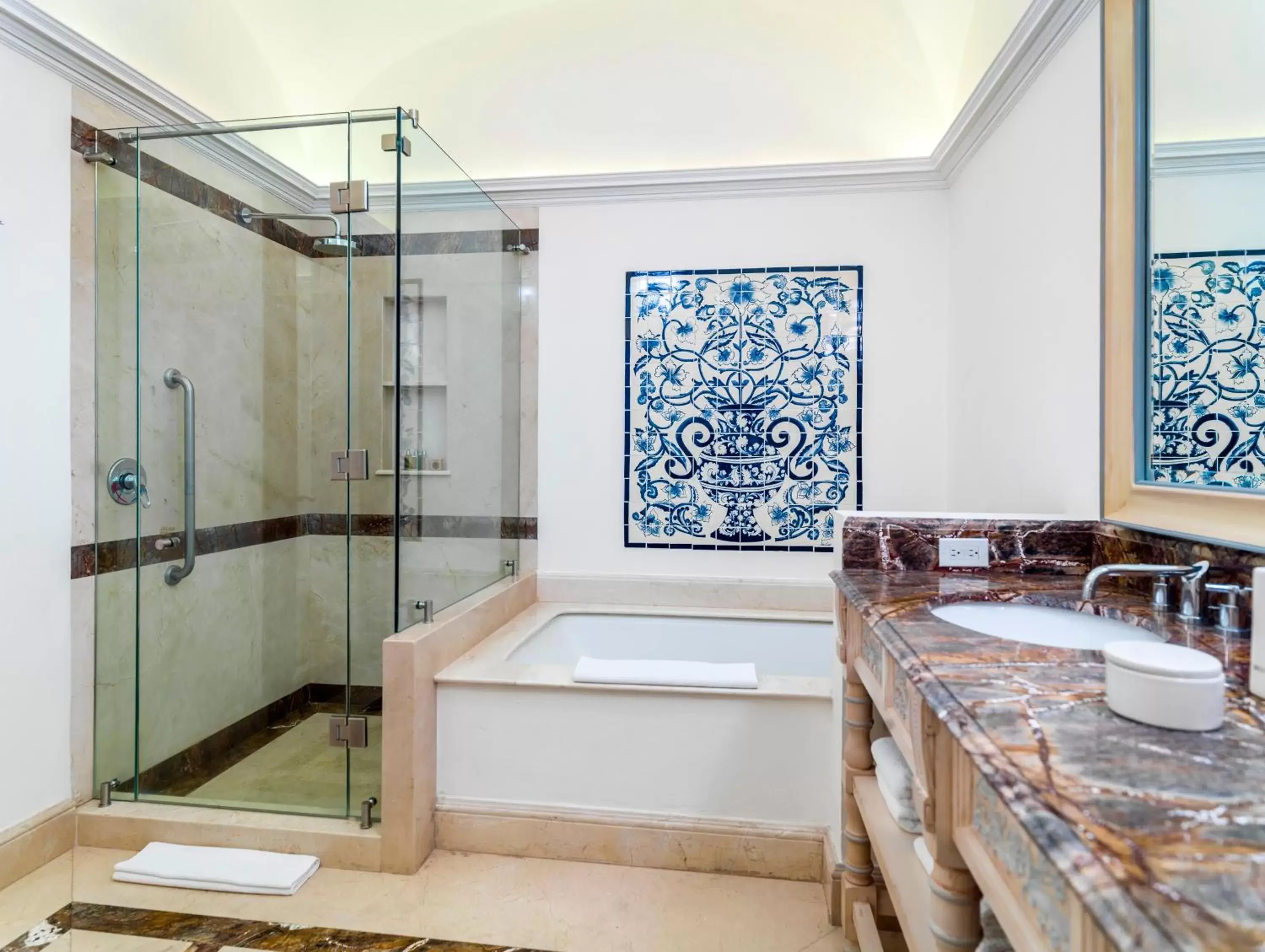 Shower, Bathroom in Hotel Solar de las Animas