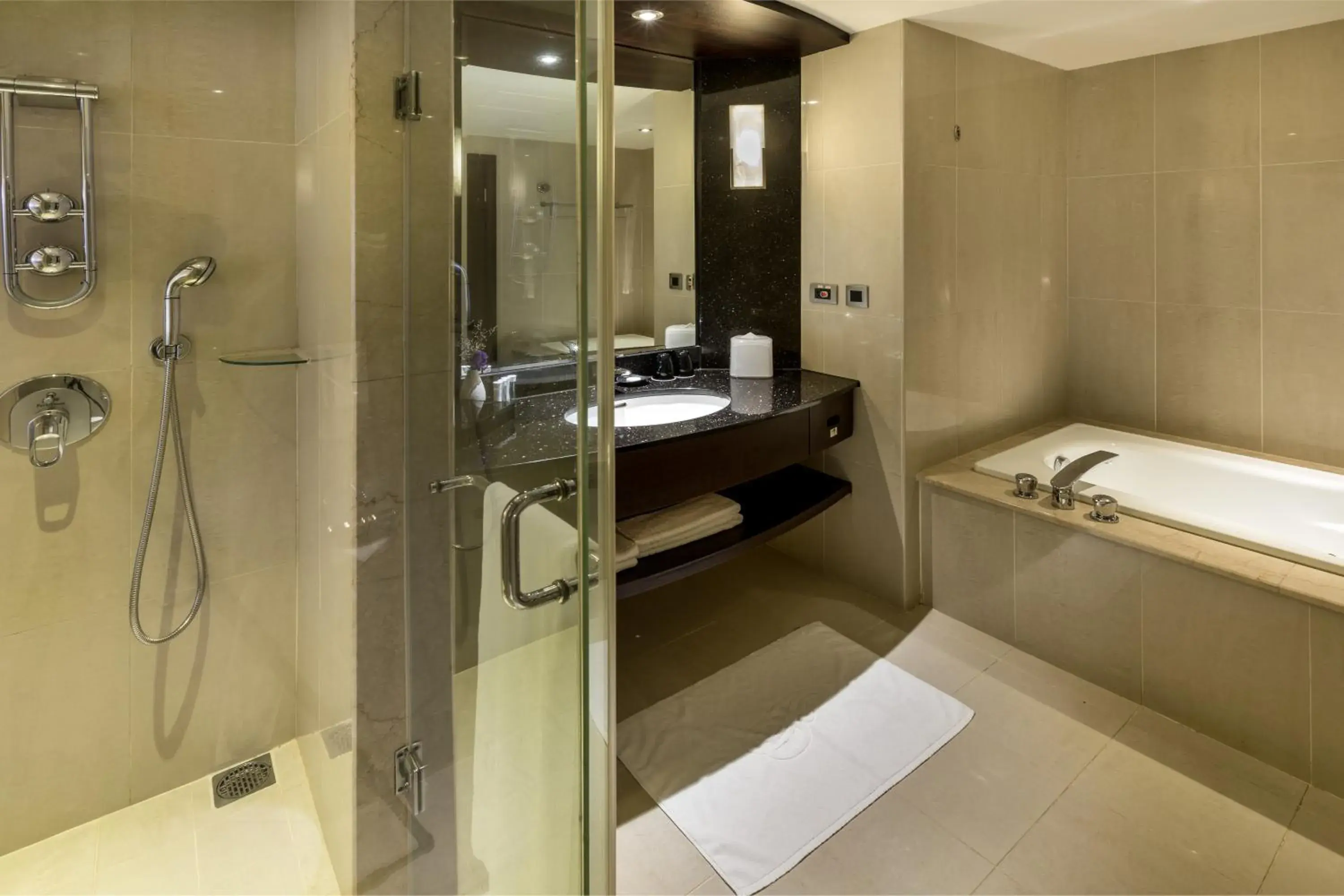 Hot Tub, Bathroom in Grand Forward Hotel