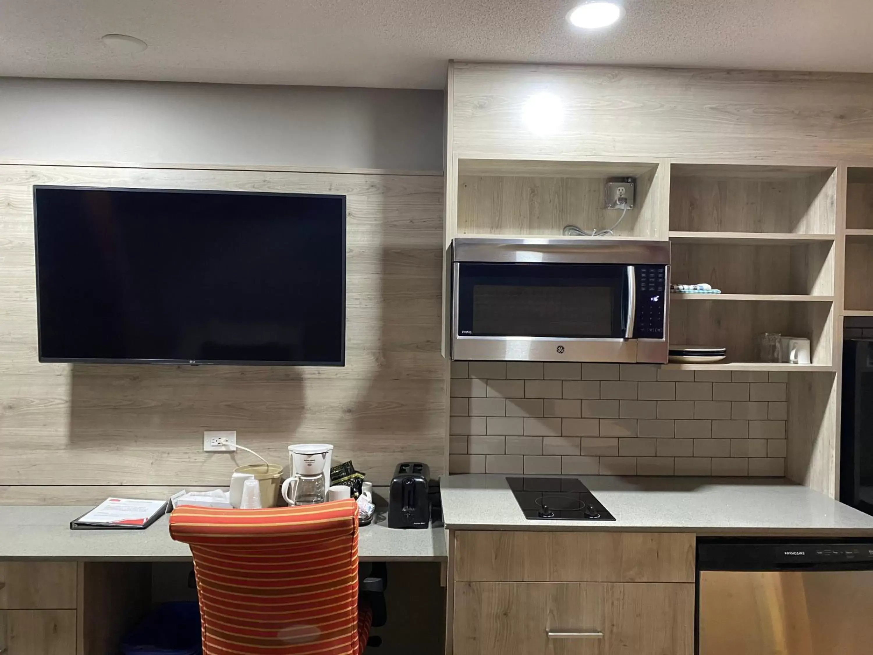TV and multimedia, Kitchen/Kitchenette in Ramada by Wyndham Medicine Hat