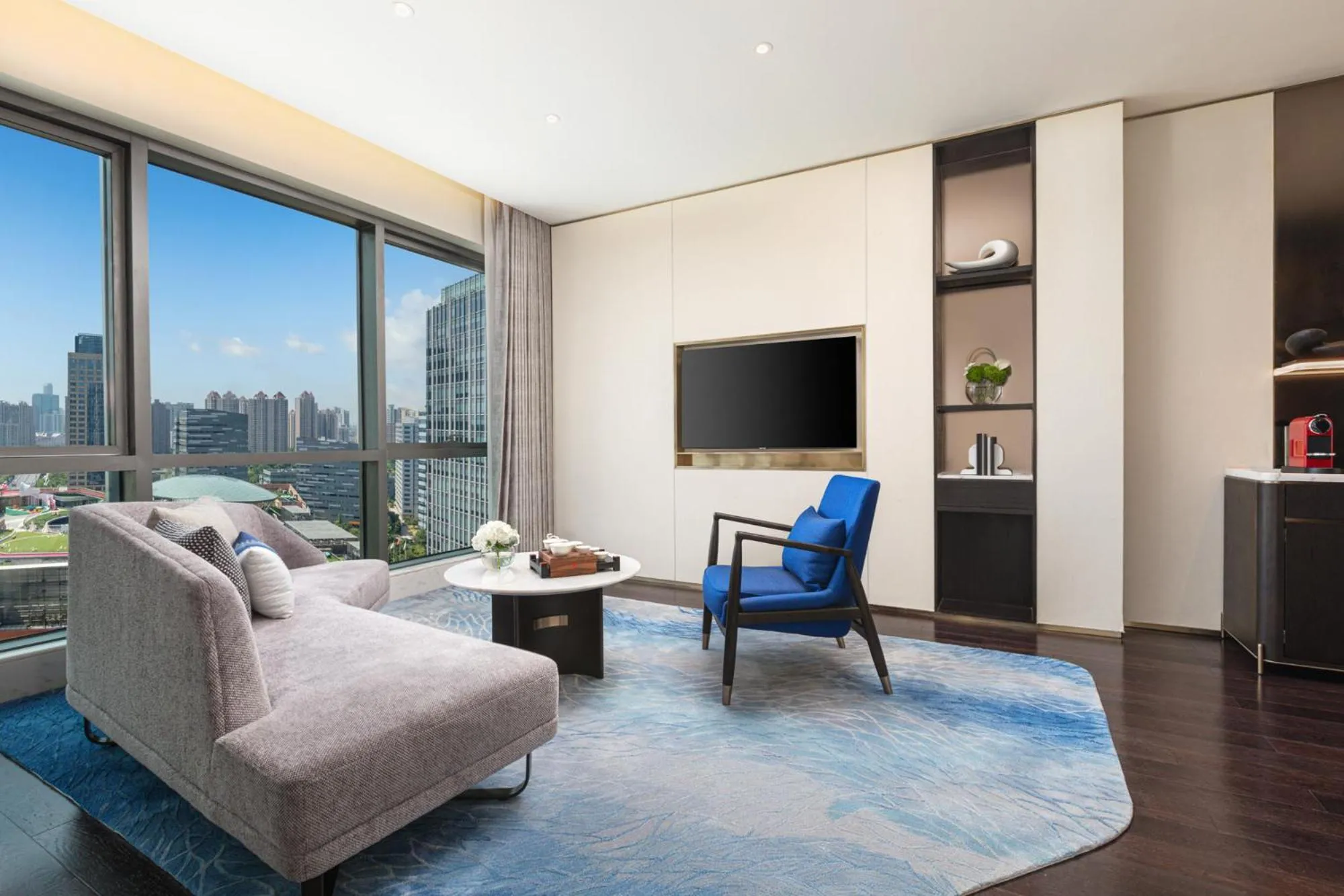 TV and multimedia in HUALUXE Shanghai Changfeng Park - Park Lake View