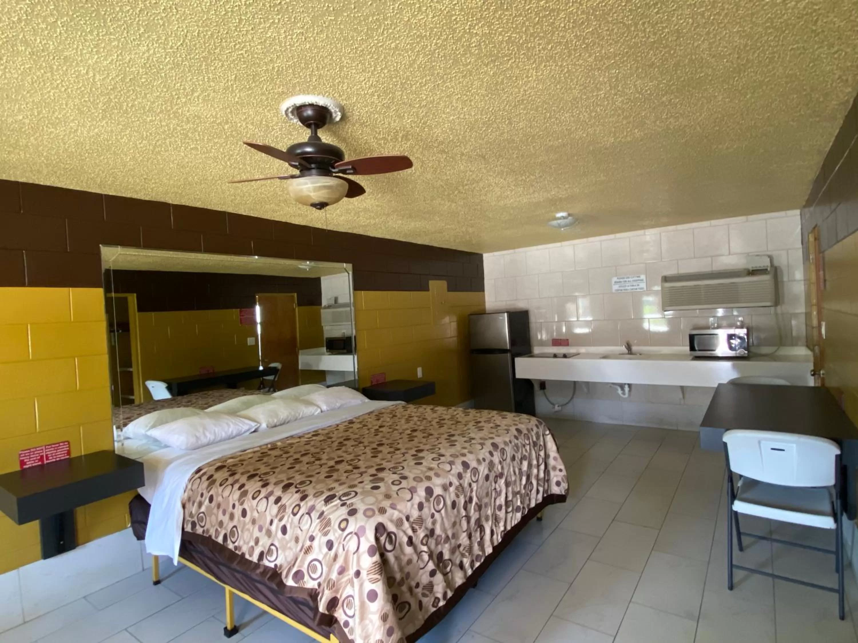 Bed in Savannah Inn and Suites Savannah Port Area