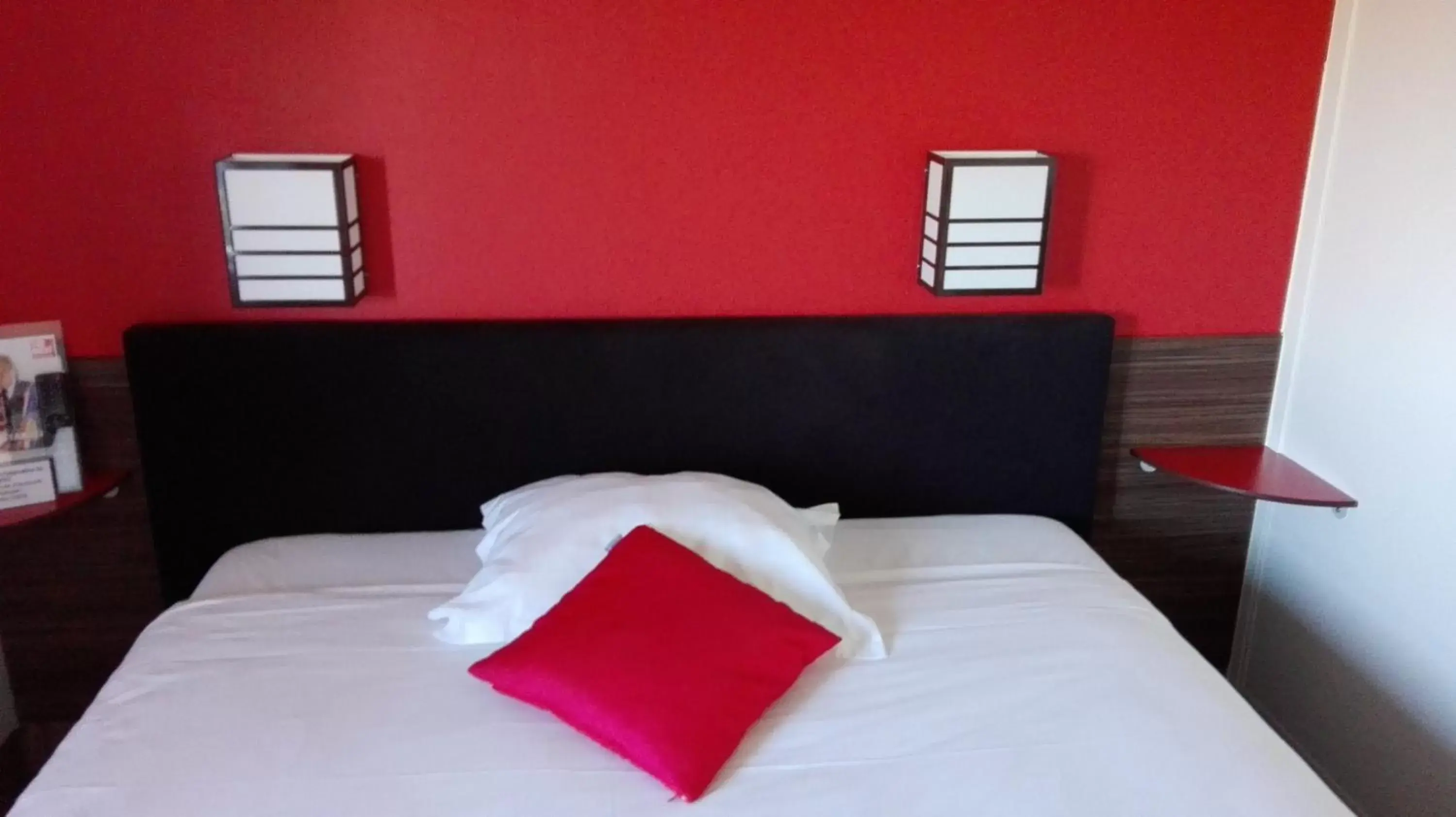 Staff, Bed in Kyriad Direct Saintes