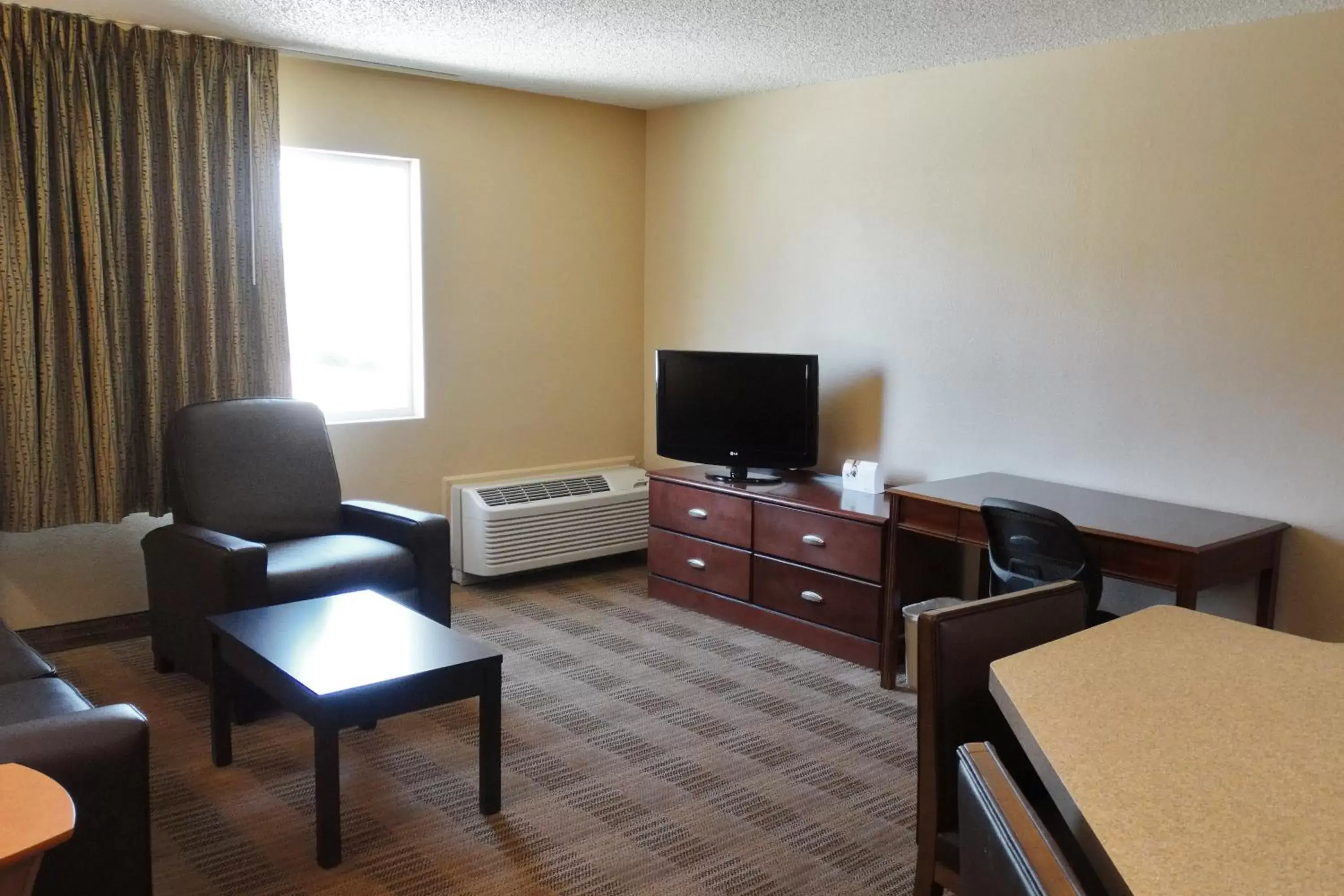 Living room, TV/Entertainment Center in Extended Stay America Suites - Dallas - Richardson