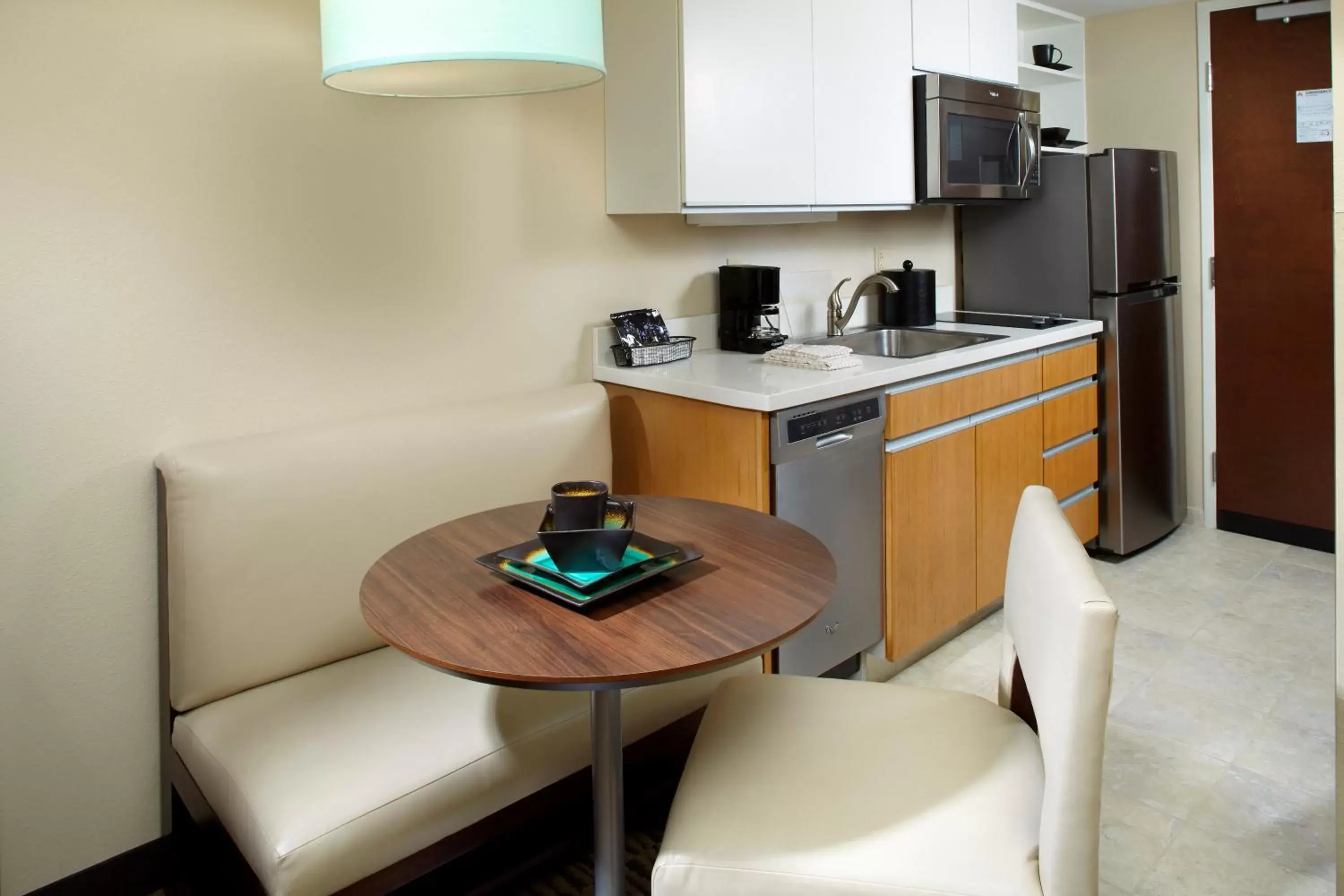 Kitchen or kitchenette, Kitchen/Kitchenette in Hawthorn Suites by Wyndham Wheeling at The Highlands