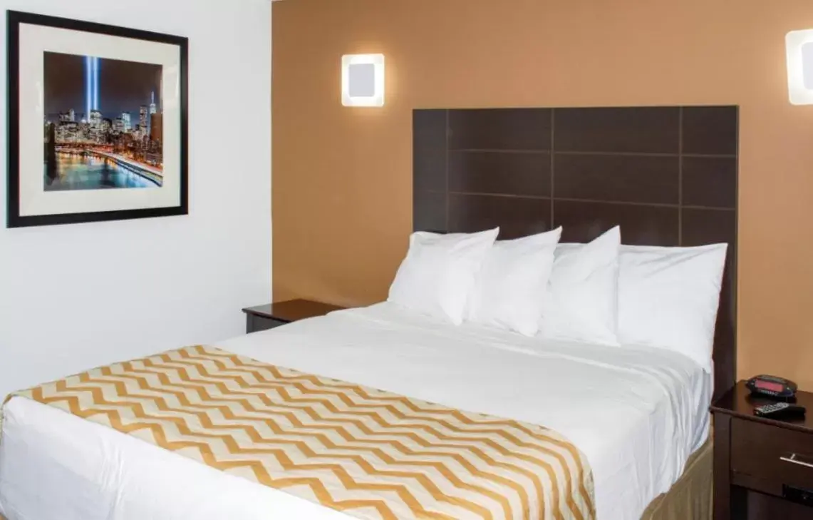 Bed in Travelodge by Wyndham Manhasset