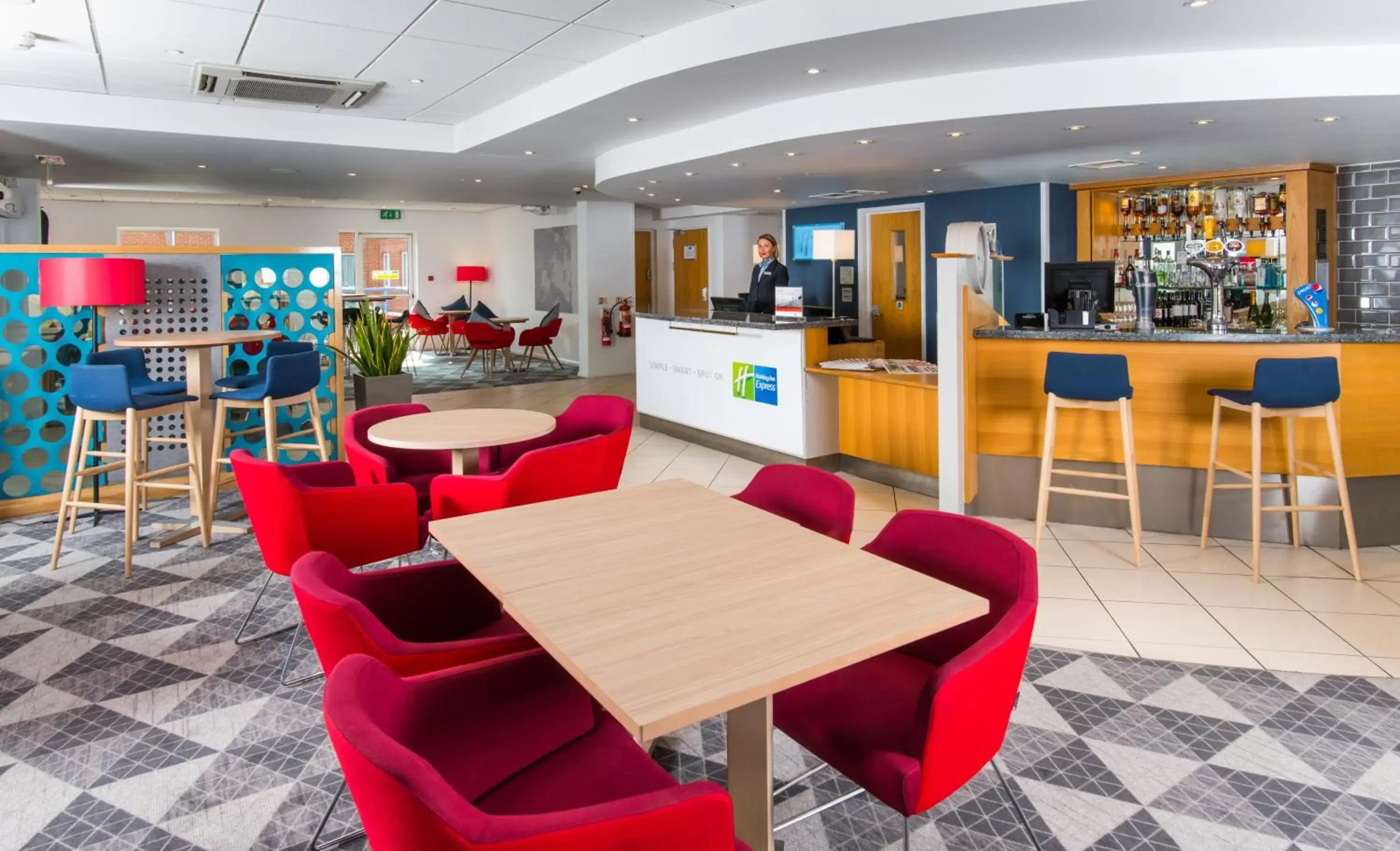 Lounge or bar, Restaurant/Places to Eat in Holiday Inn Express Southampton West, an IHG Hotel