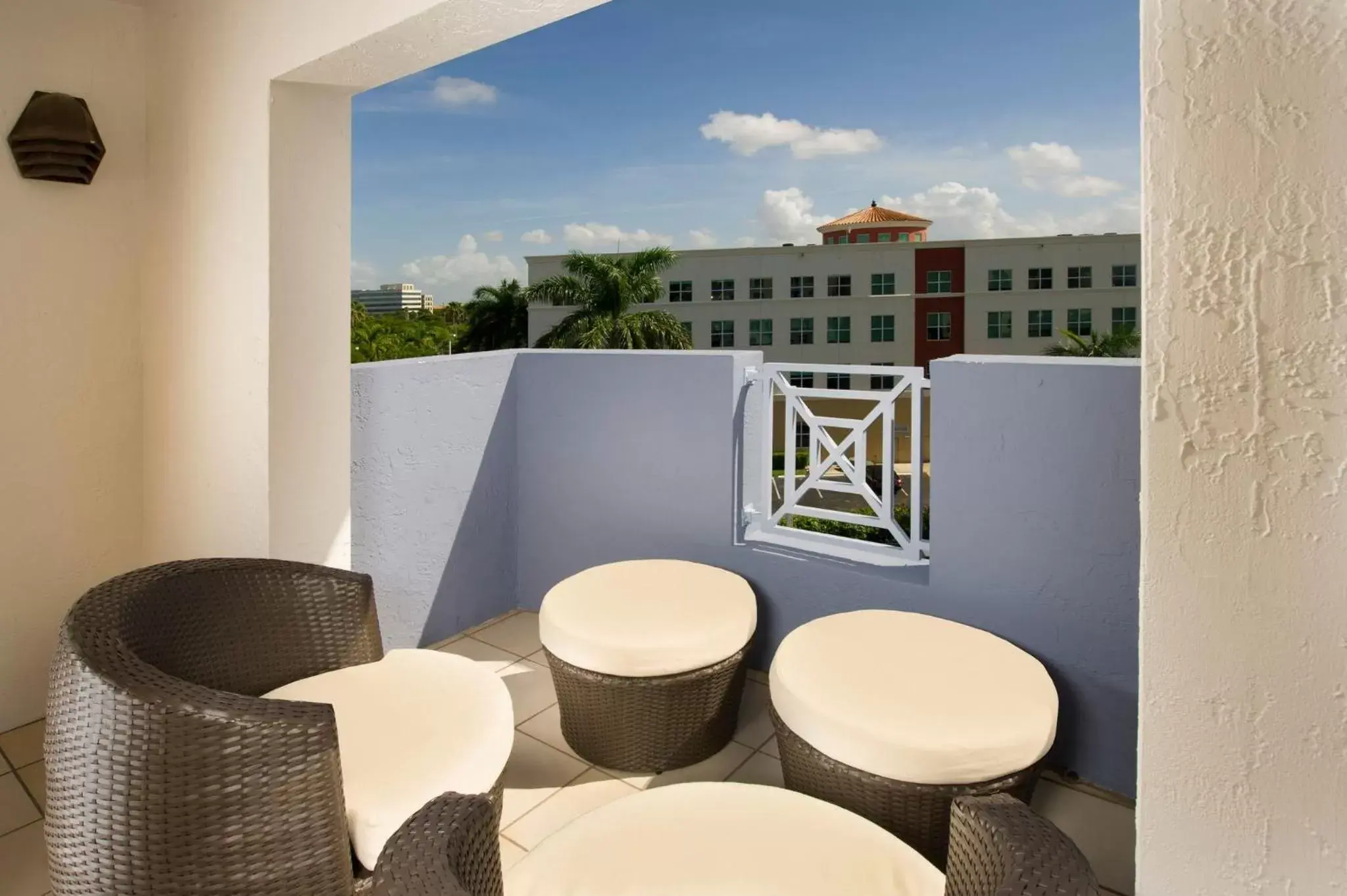 Photo of the whole room, Balcony/Terrace in Holiday Inn Miami-Doral Area, an IHG Hotel