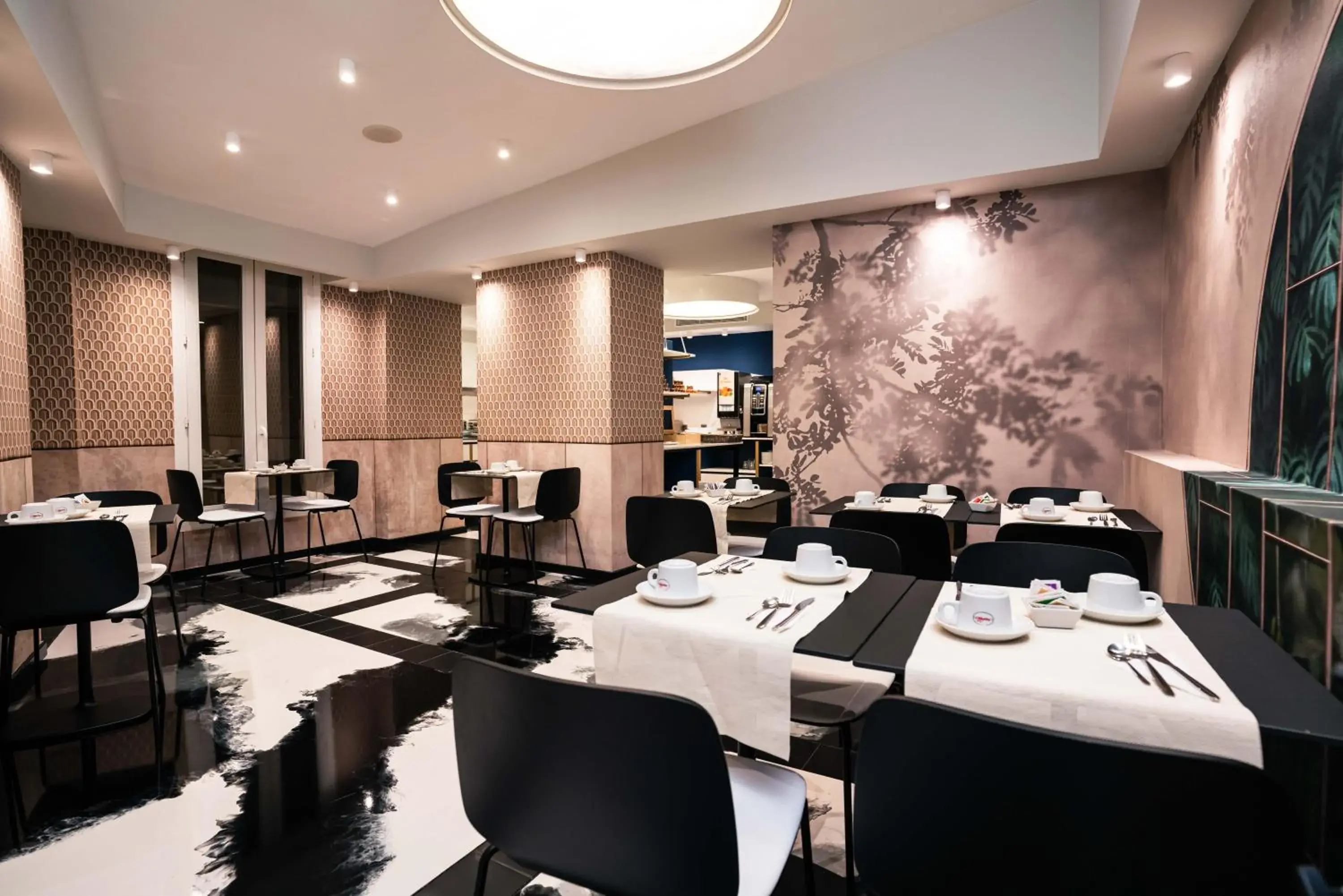 Restaurant/Places to Eat in Hôtel Univers