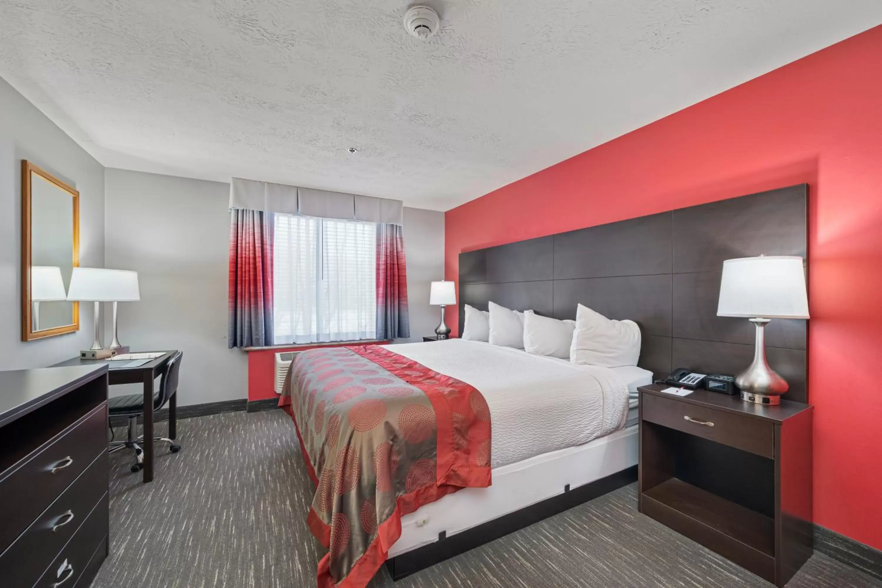 Bedroom, Bed in Ramada by Wyndham Sioux Falls Airport - Waterpark Resort & Event Center