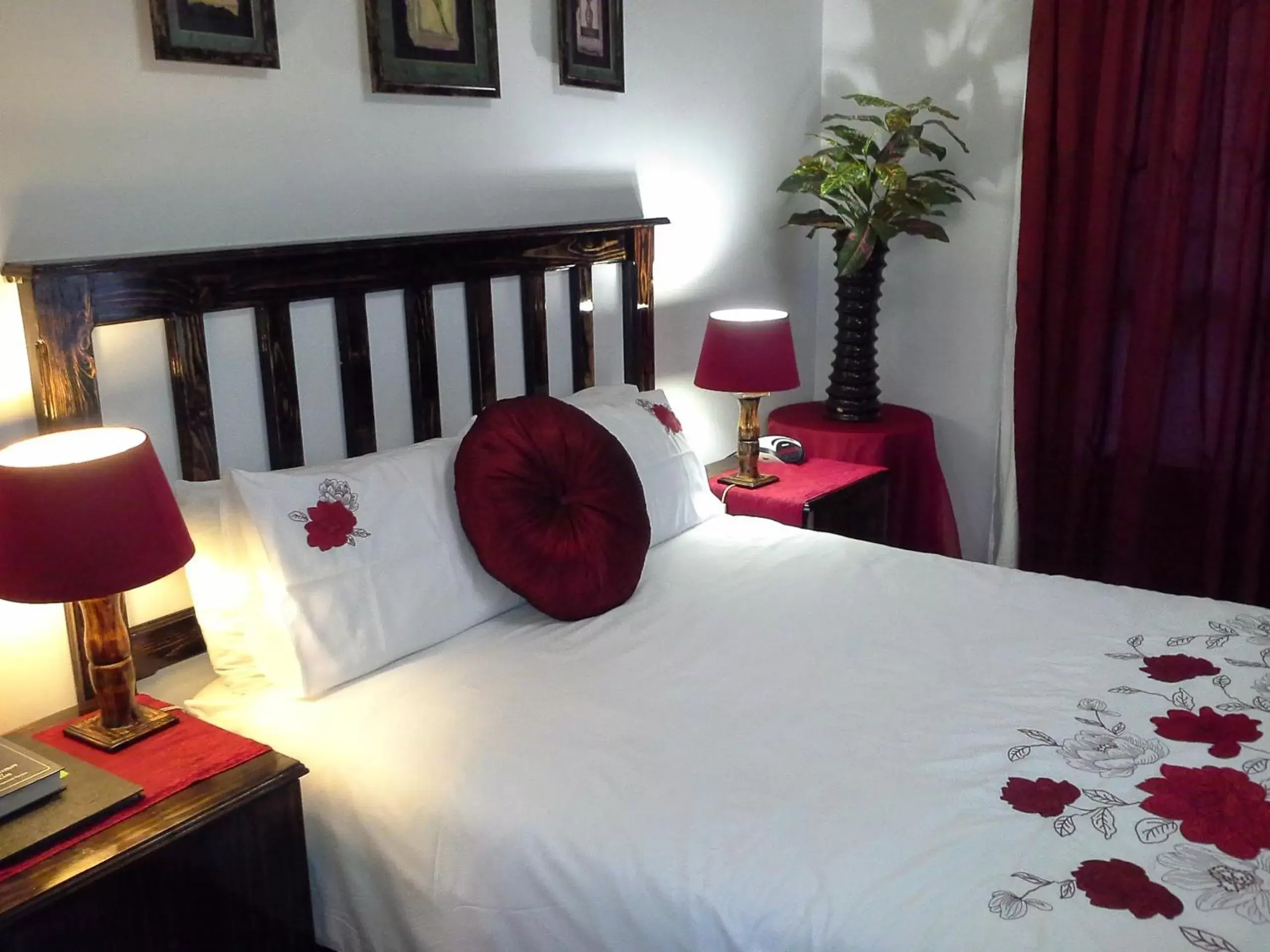 Bed in La Rochelle Inn
