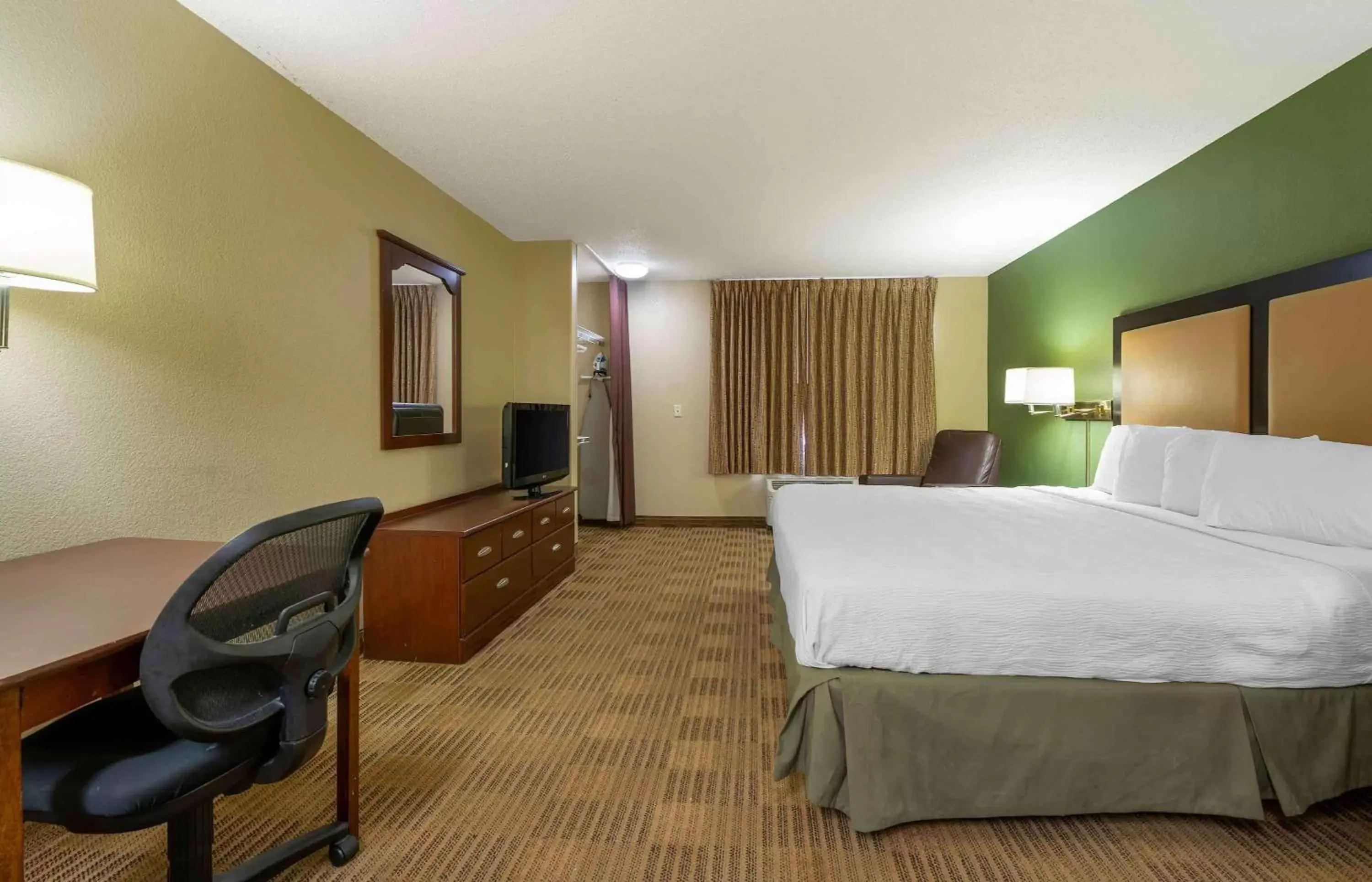 Bedroom in Extended Stay America Suites - Chicago - Schaumburg - I-90