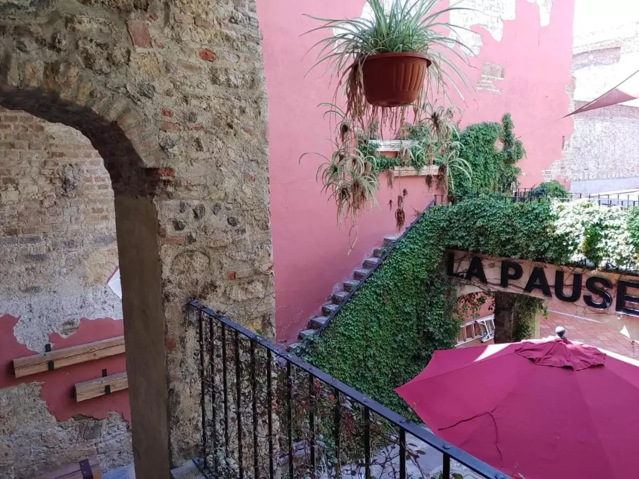 Inner courtyard view in Hotel el Descanso Barrio del Artista