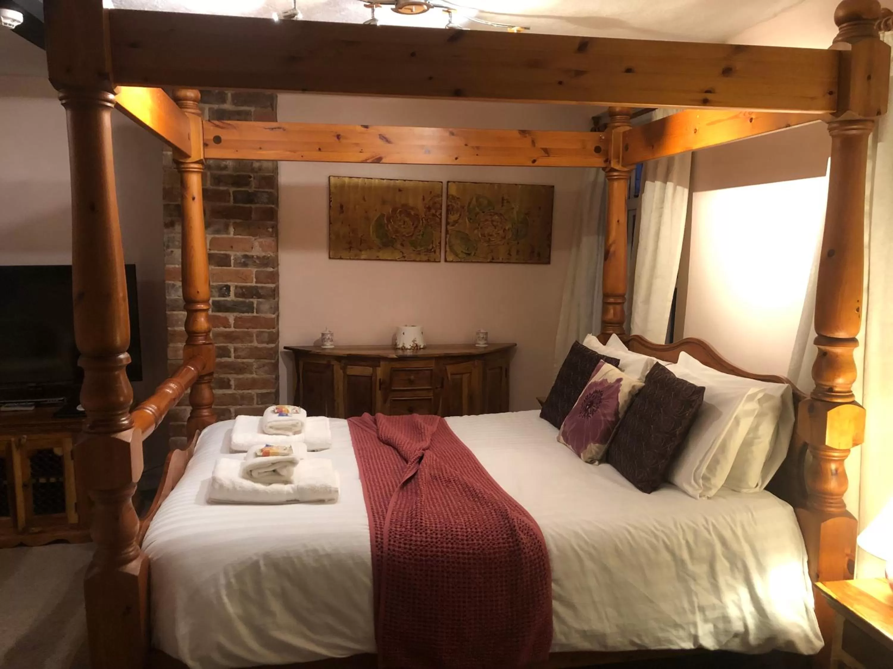 Bed in The Mug House Inn