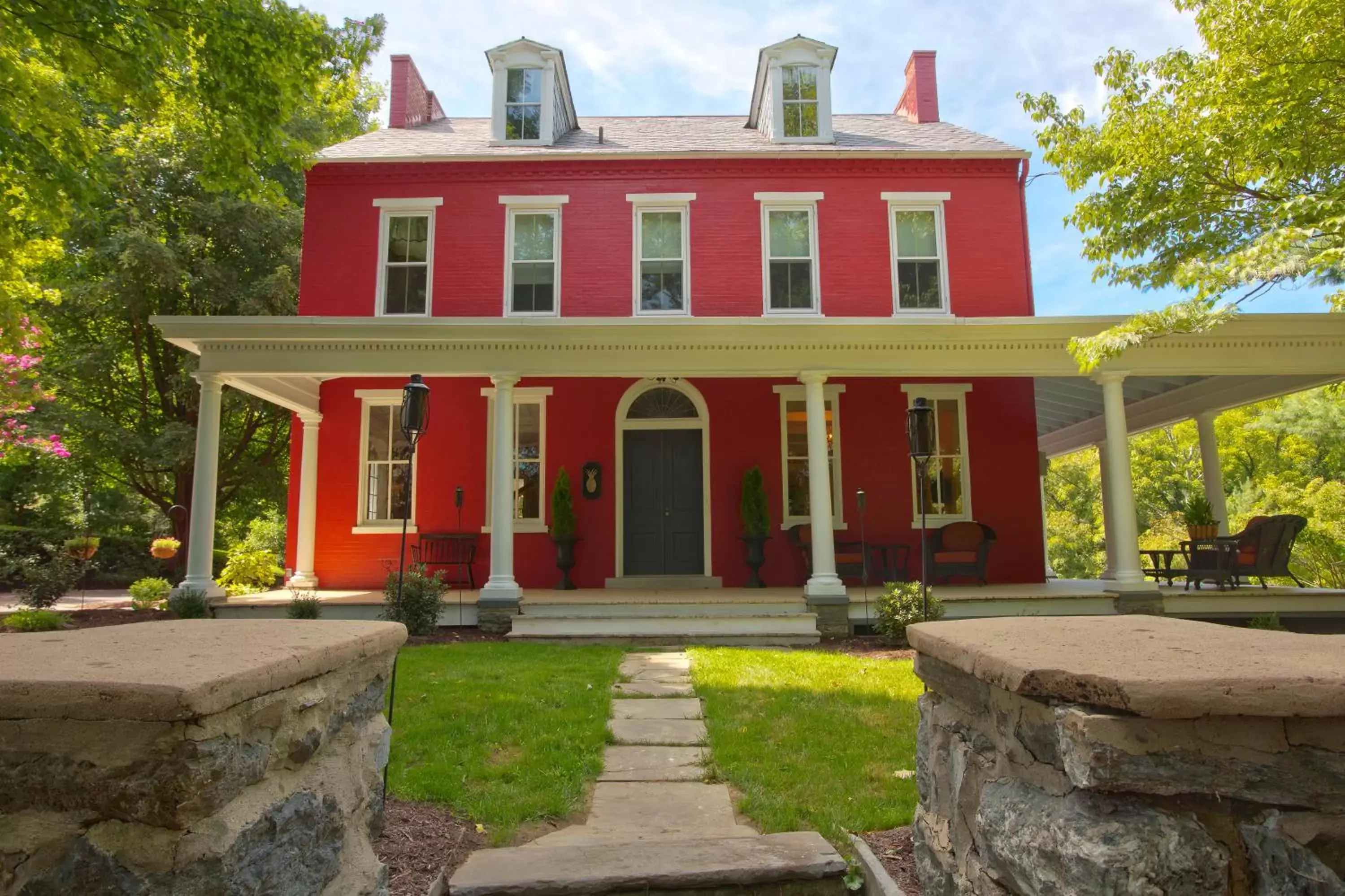 Facade/entrance, Property Building in The Hollinger House