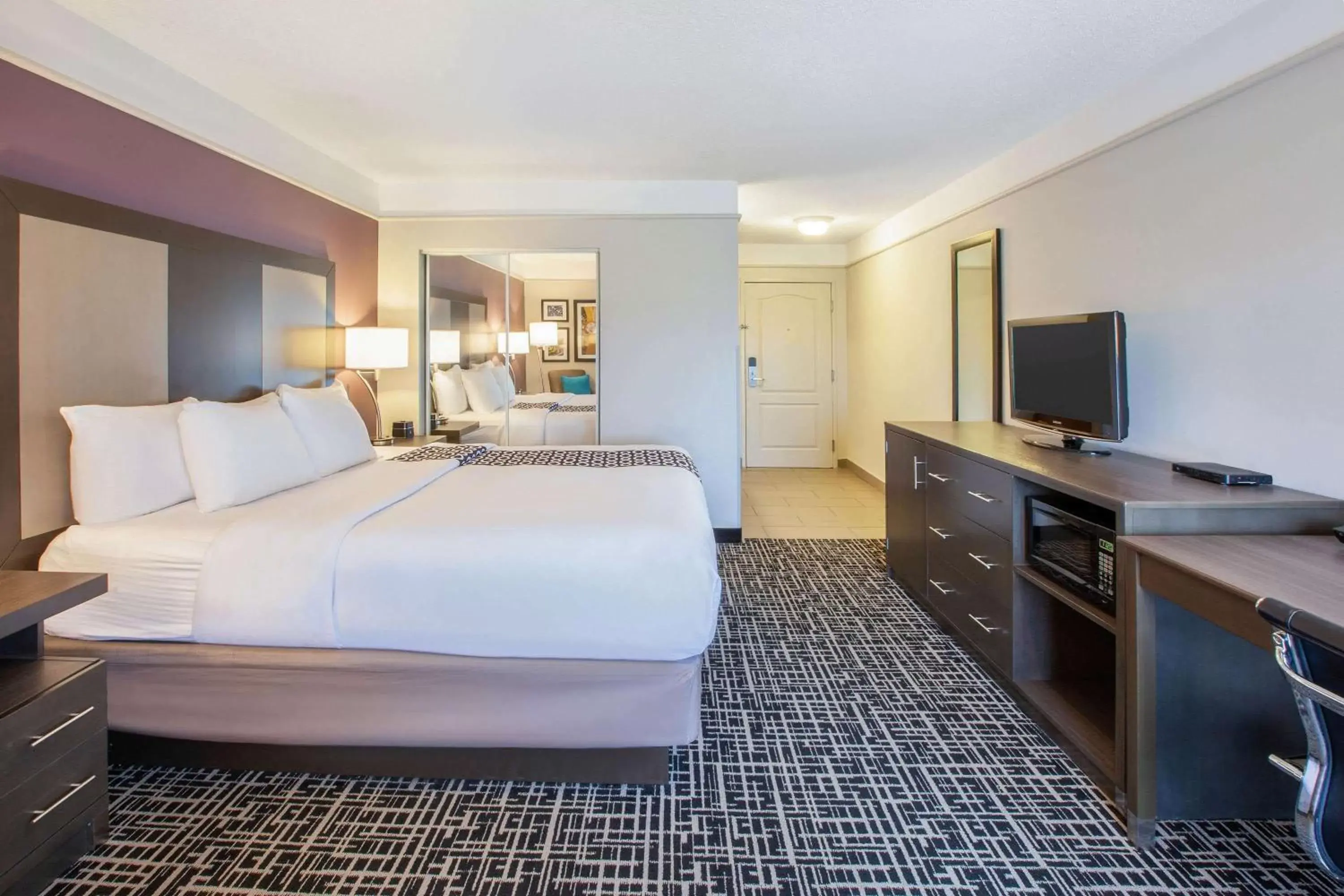 Photo of the whole room, Bed in La Quinta by Wyndham Cincinnati Airport Florence Photo of the whole room, Bed in La Quinta by Wyndham Cincinnati Airport Florence