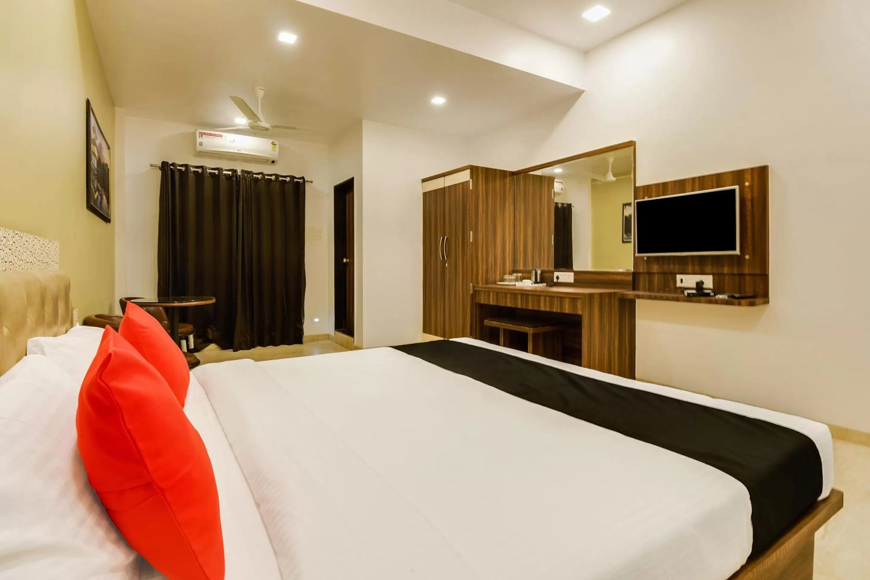 Bedroom, Bed in Hotel Om Inn - Talegaon Dabhade