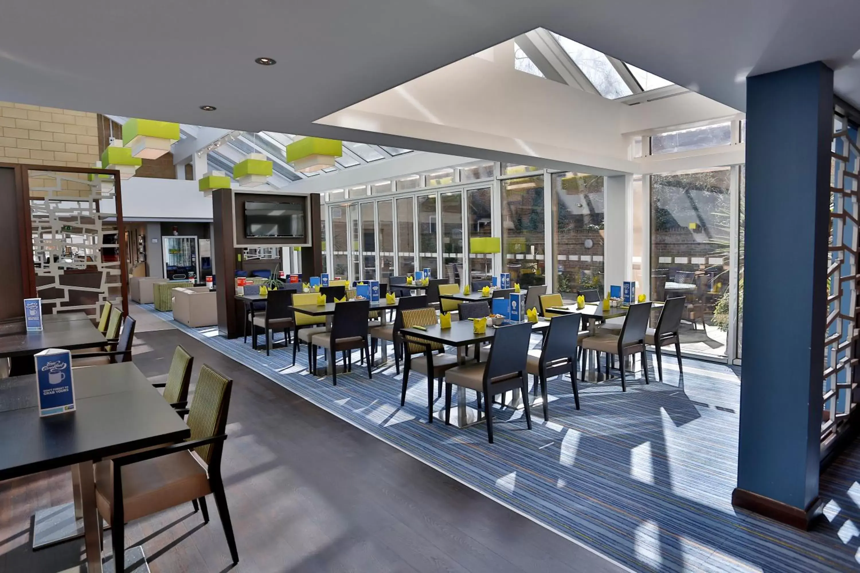 Lounge or bar, Restaurant/Places to Eat in Holiday Inn Express Windsor, an IHG Hotel