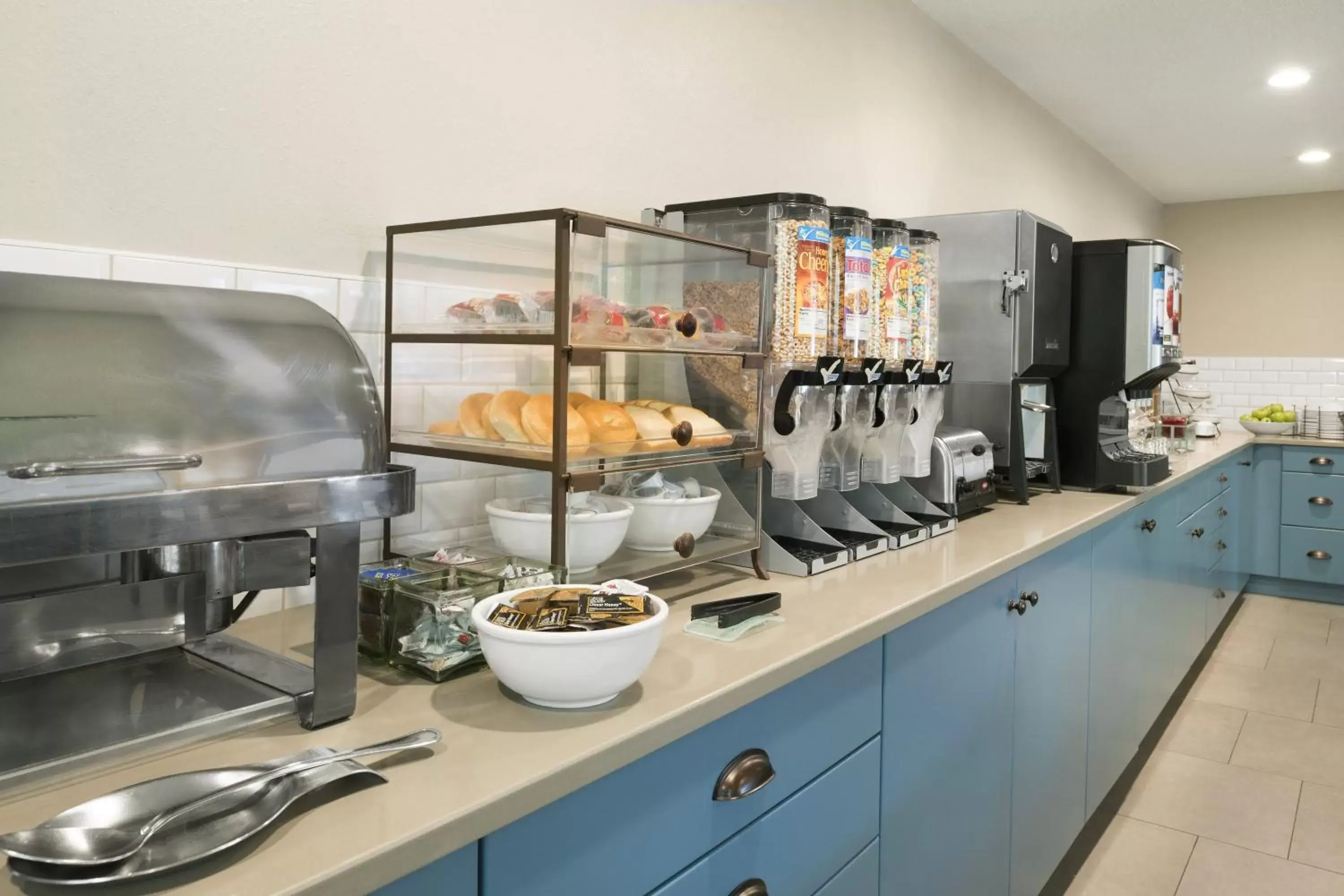 Buffet breakfast, Kitchen/Kitchenette in Country Inn & Suites by Radisson, Platteville, WI