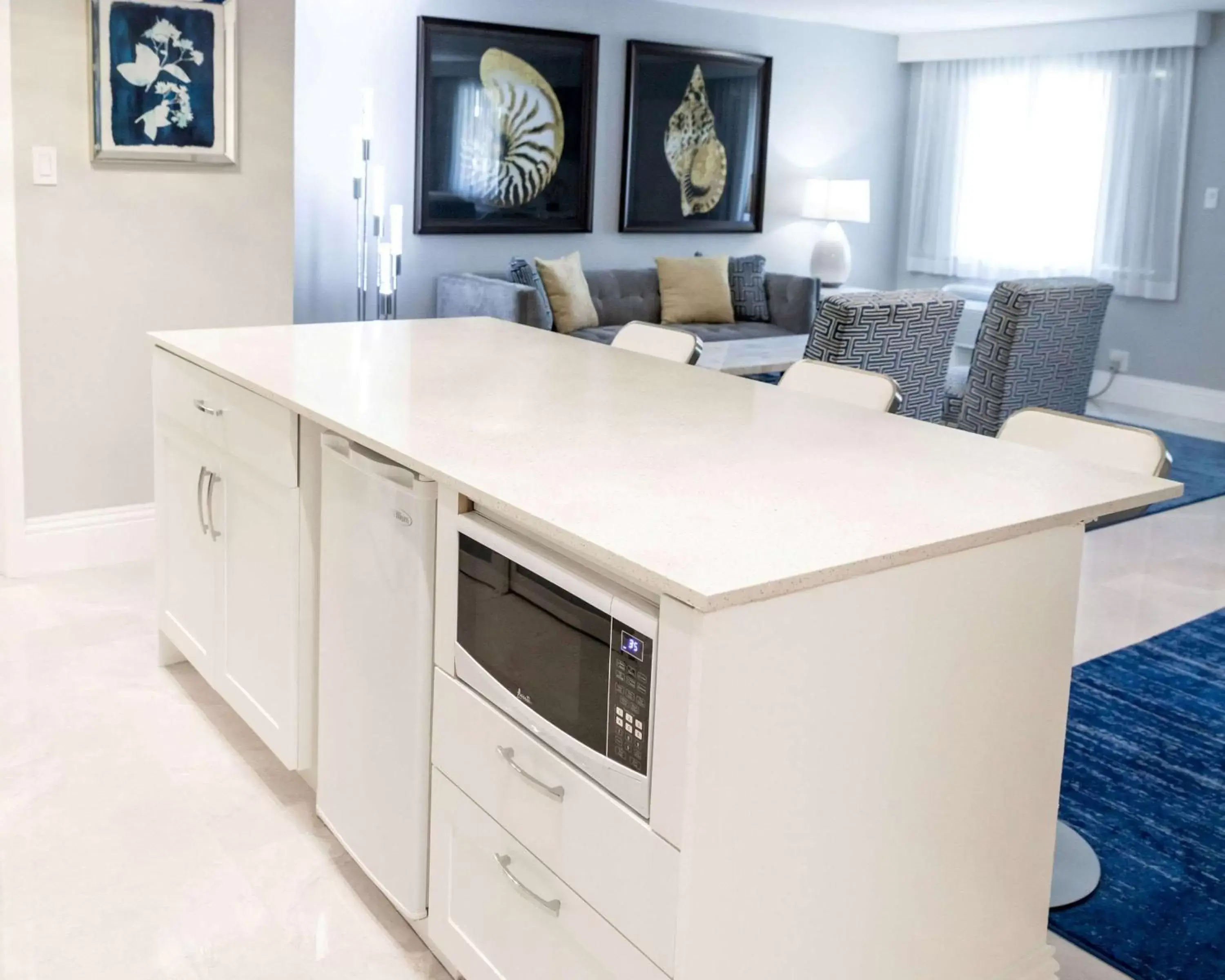 Living room, Kitchen/Kitchenette in Best Western Palm Beach Lakes