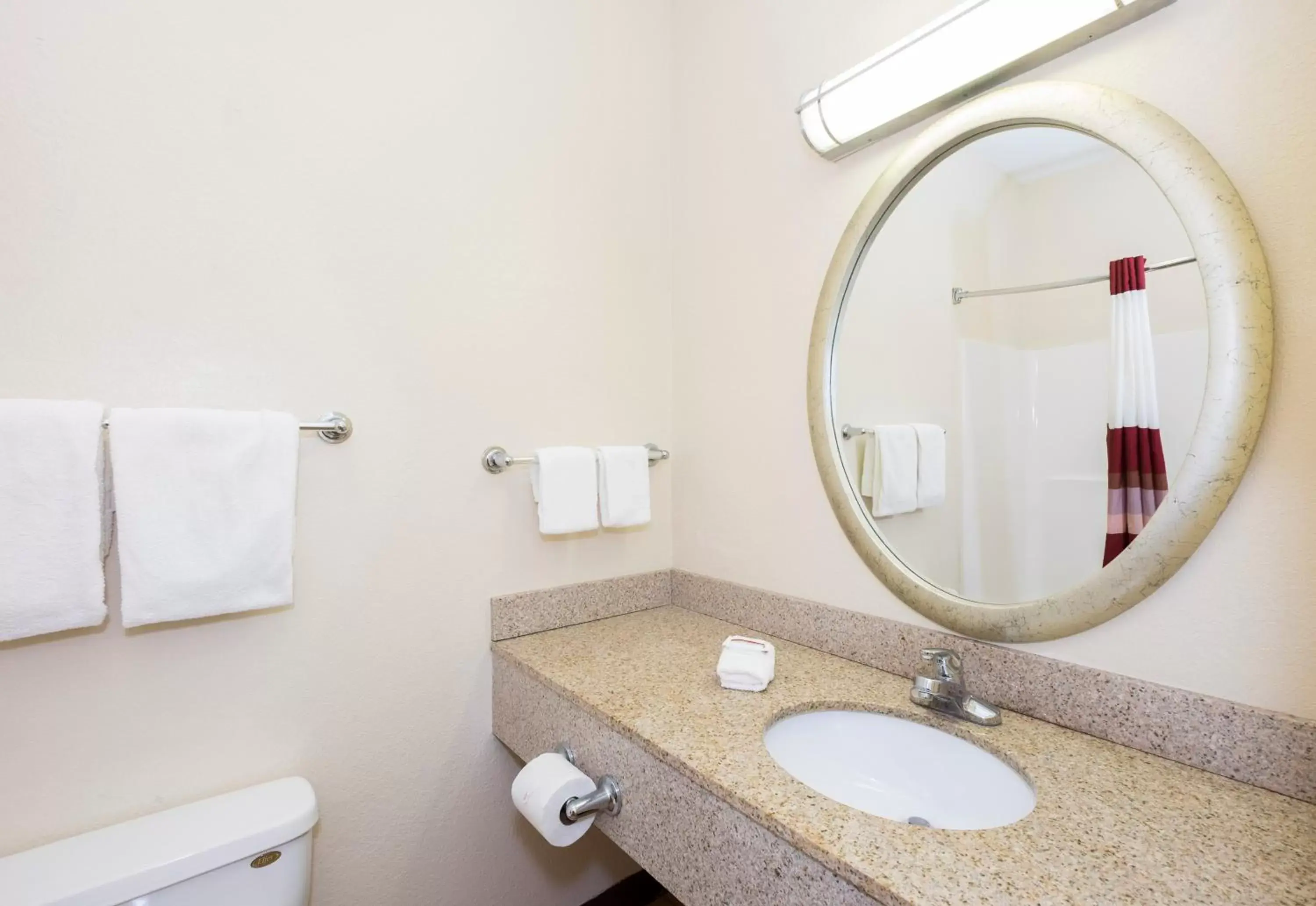 Bathroom in Red Roof Inn Glens Falls - Lake George