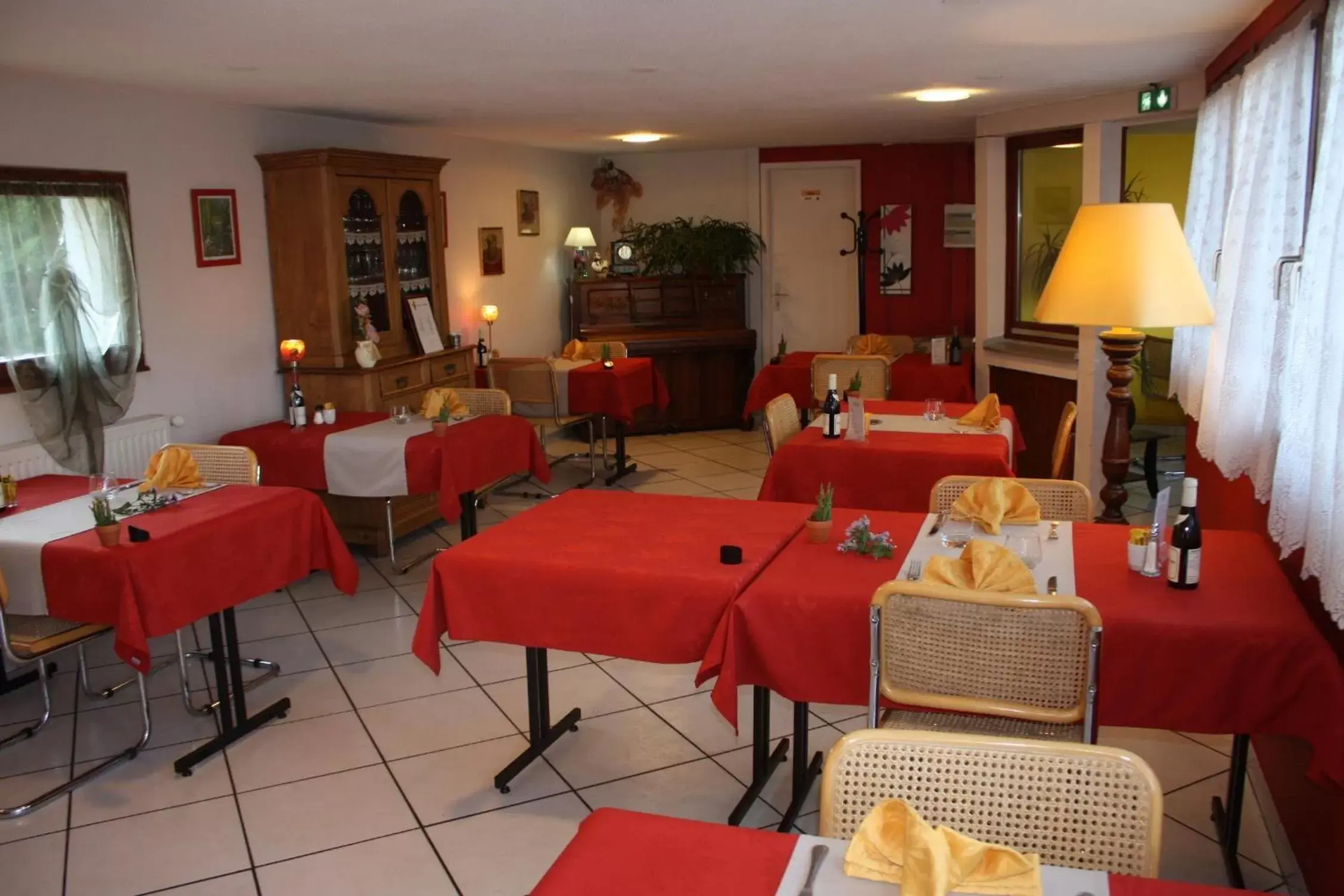 Restaurant/Places to Eat in Hôtel Arc-En-Ciel - Entièrement Rénové