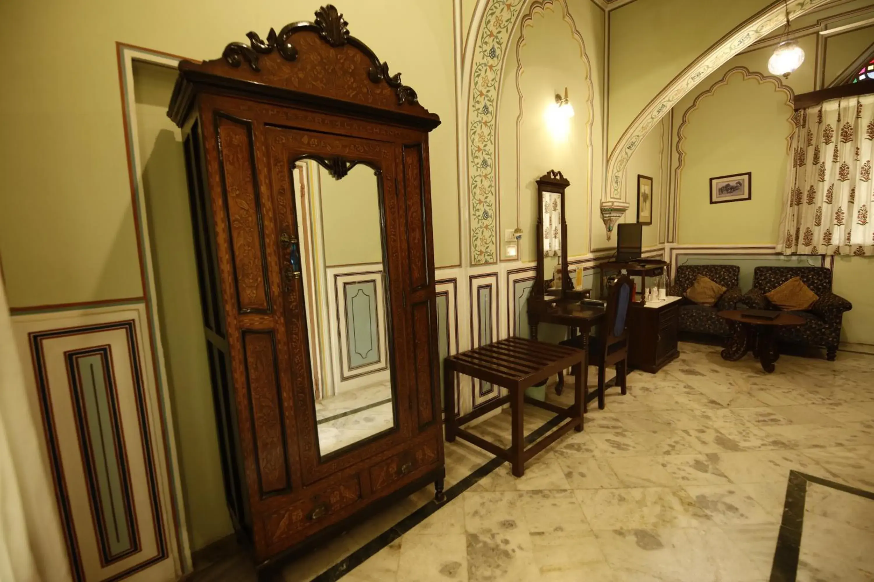 wardrobe in Hotel Narain Niwas Palace