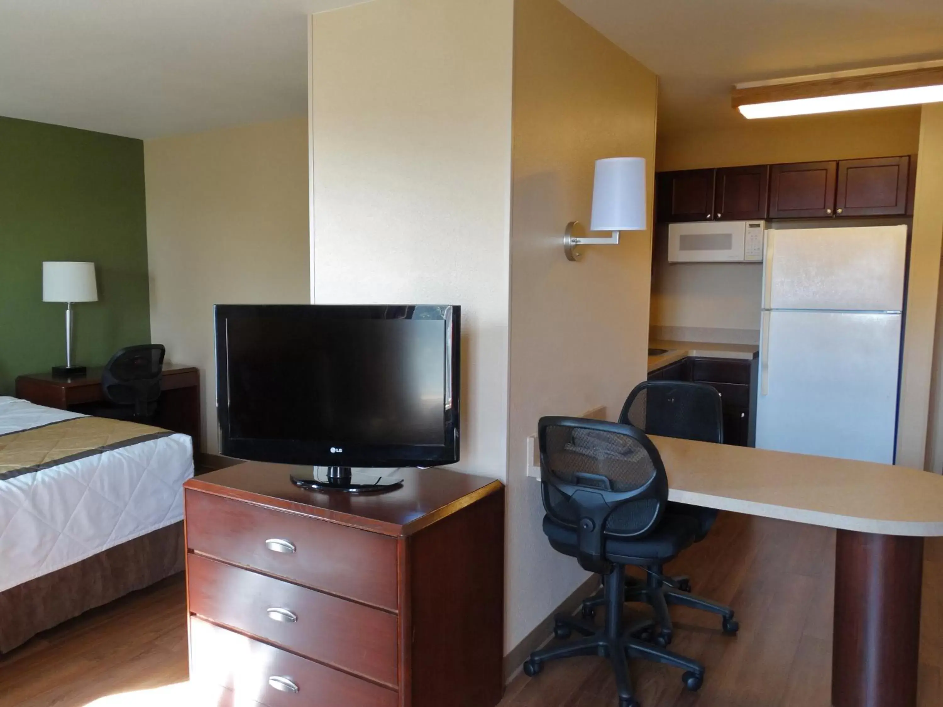 Bed, TV/Entertainment Center in Extended Stay America Suites - Austin - Northwest - Research Park