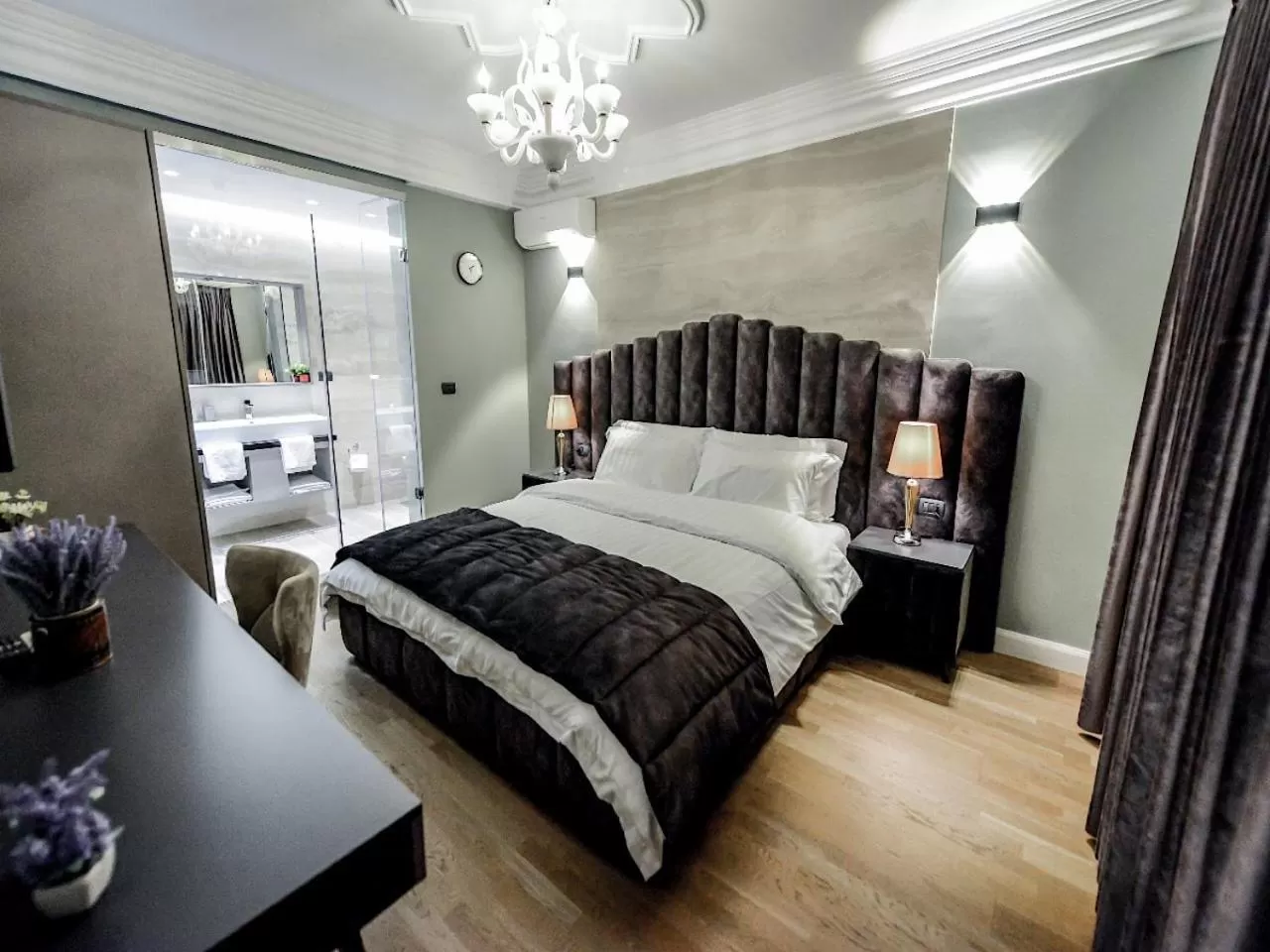 Photo of the whole room in Hotel Vila Tirana