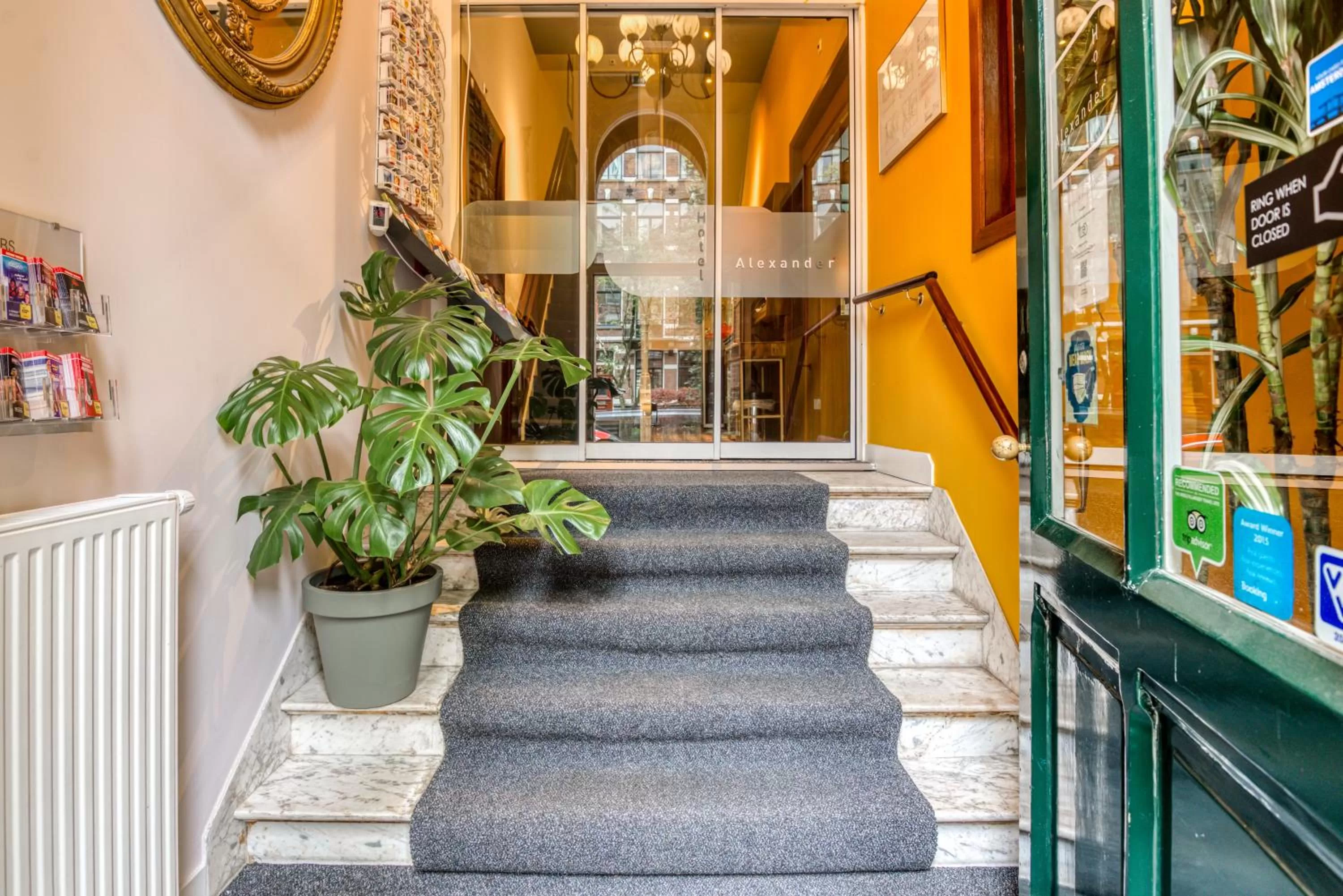 Facade/entrance in Hotel Alexander