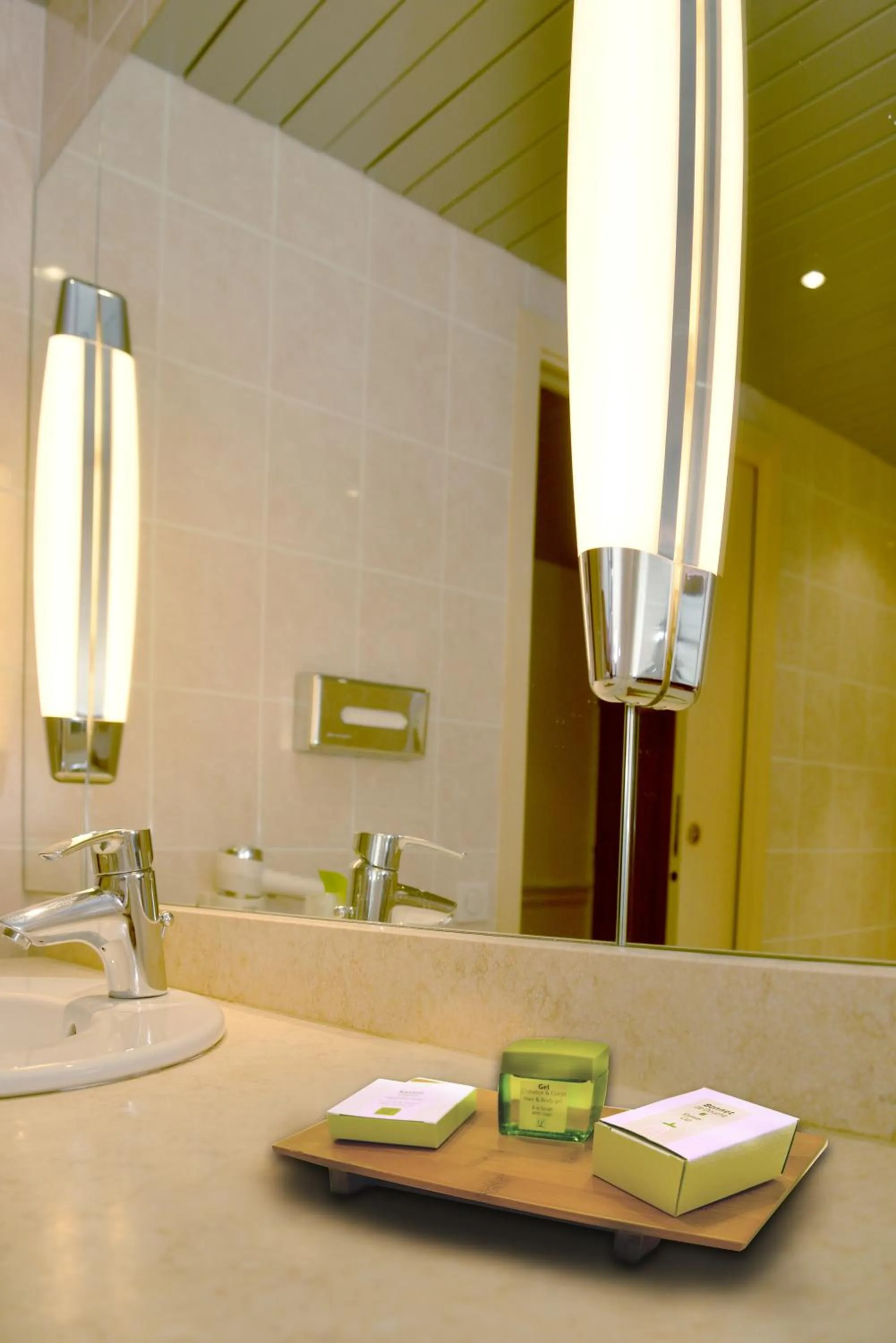 Double Room in Logis Lyon Est Porte de l'Ain