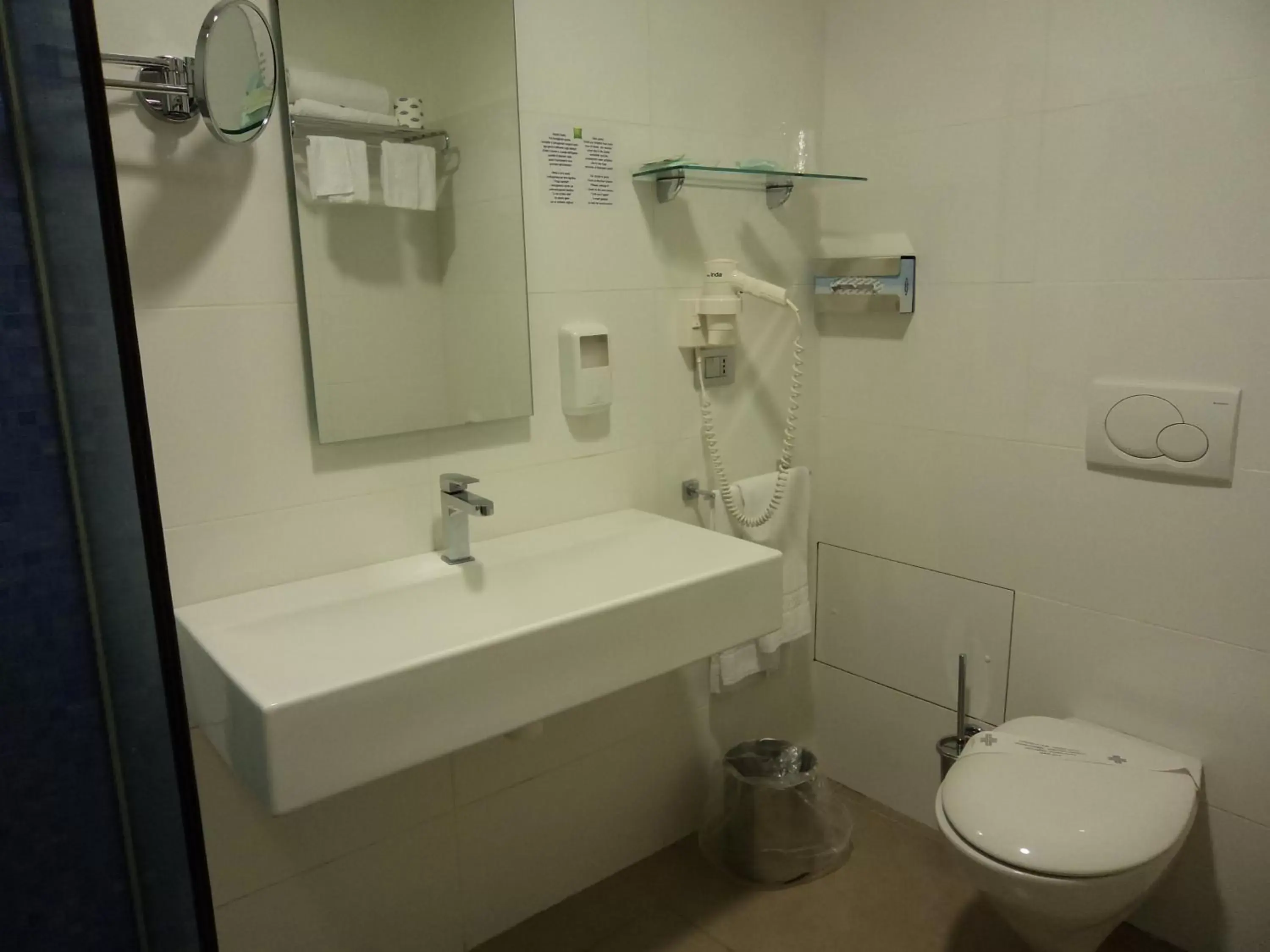 Bathroom in ibis Styles Catania Acireale