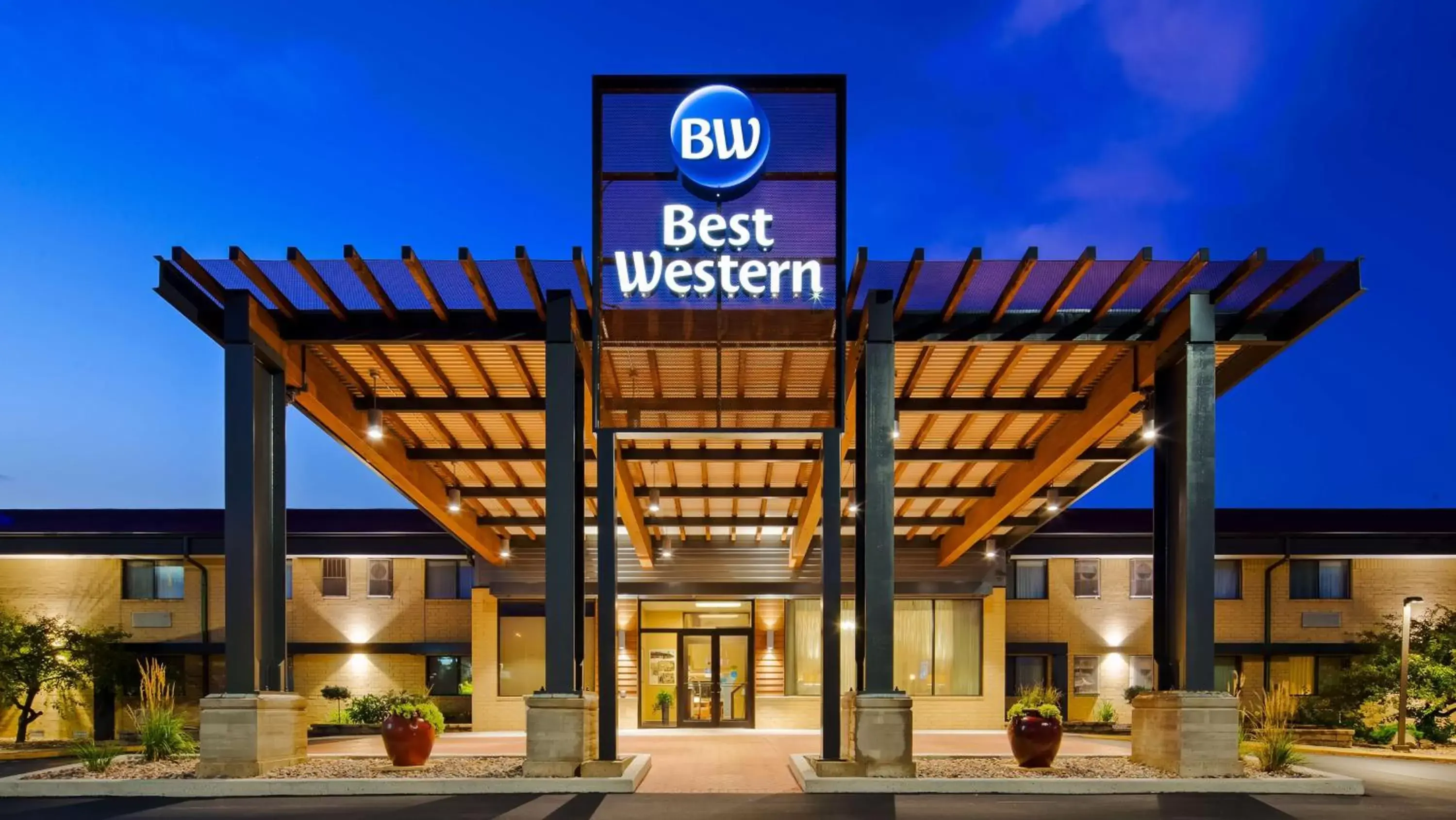 Property Building in Best Western West Towne Suites