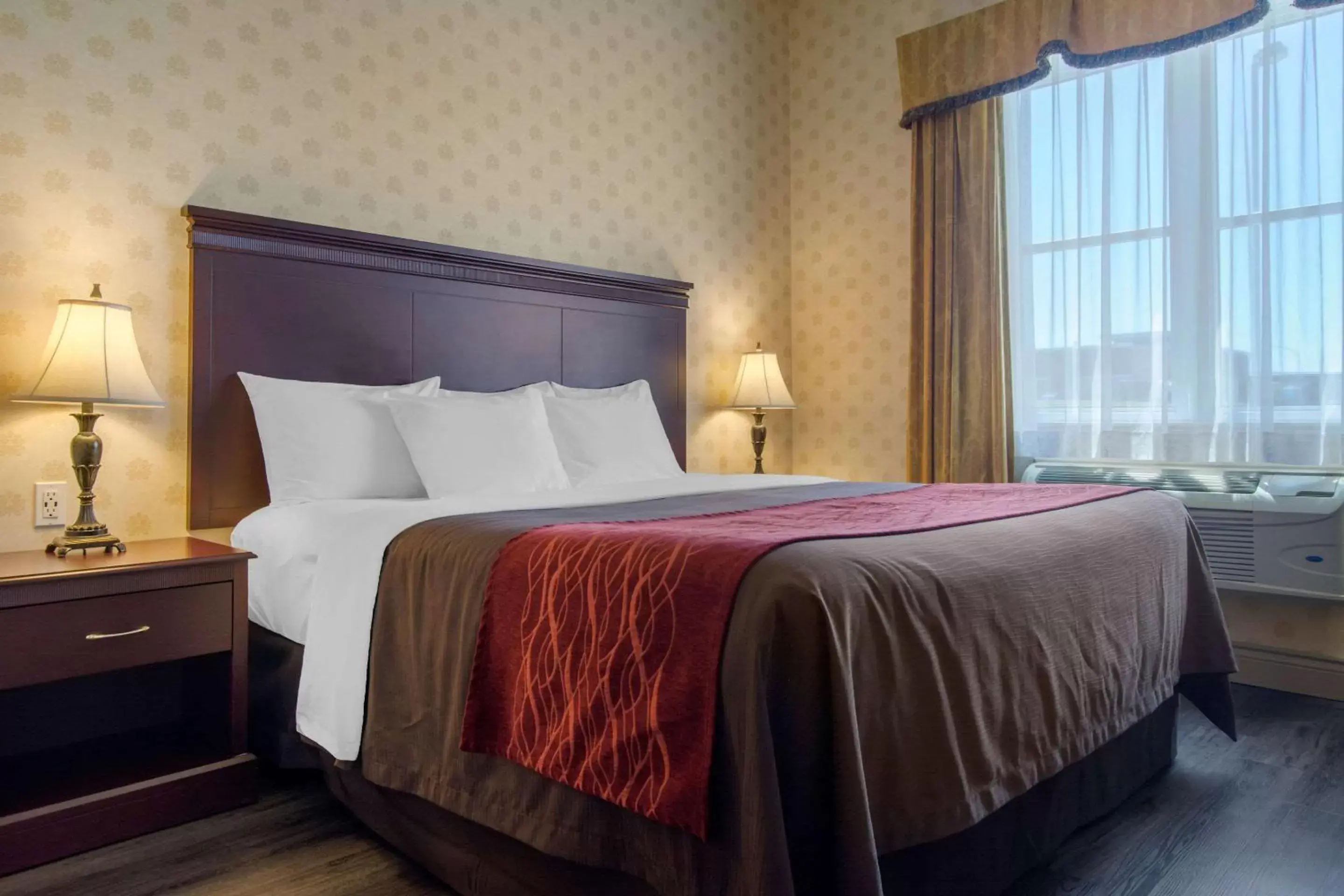 Photo of the whole room, Bed in Comfort Inn & Suites Levis / Rive Sud Quebec city