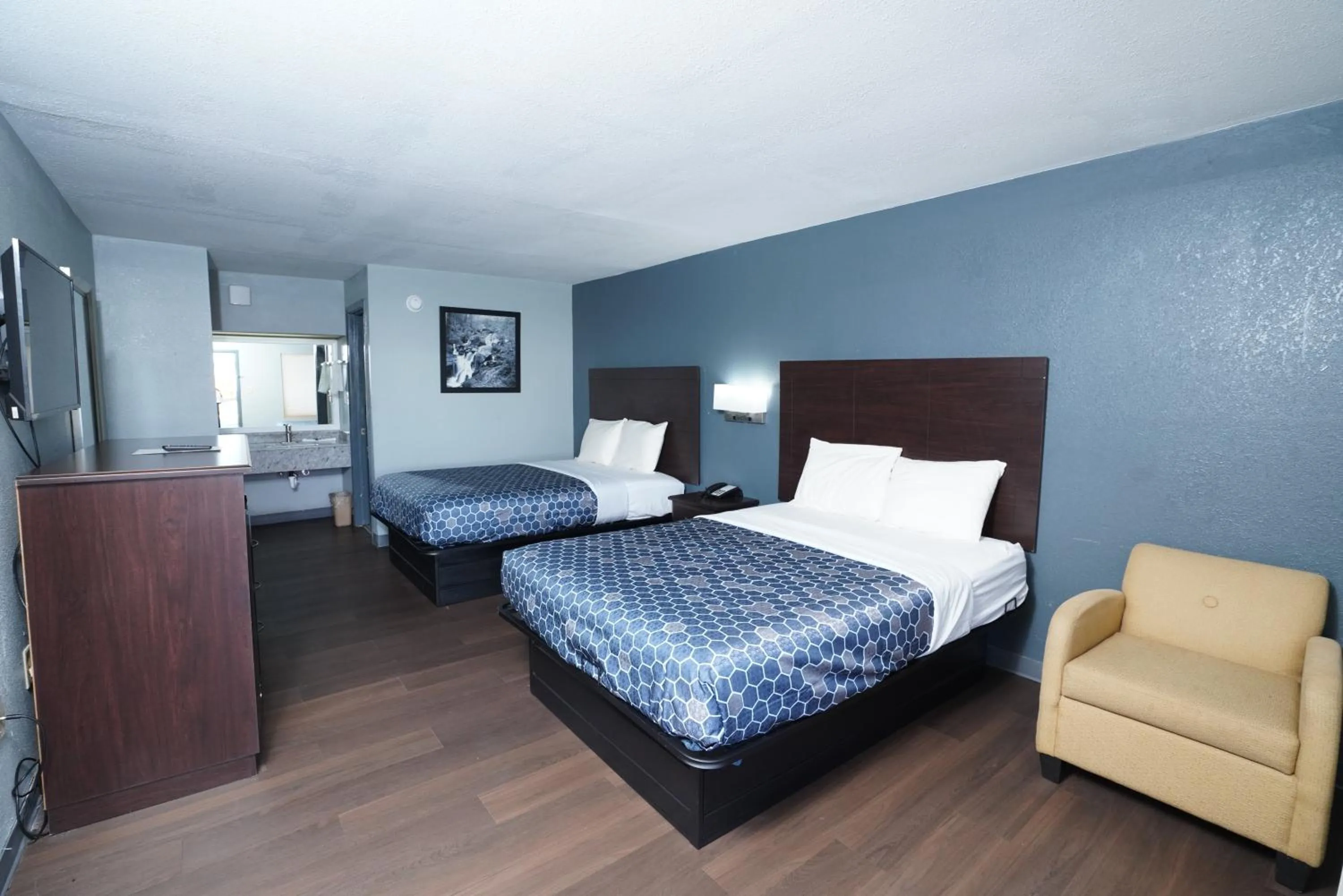 Bed in Red Carpet Inn & Suites