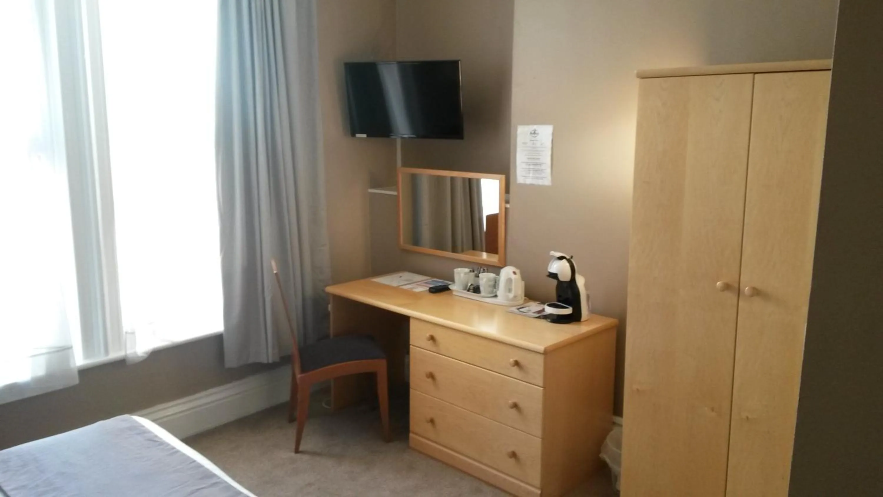 Coffee/tea facilities, Bed in The Avenue Hotel