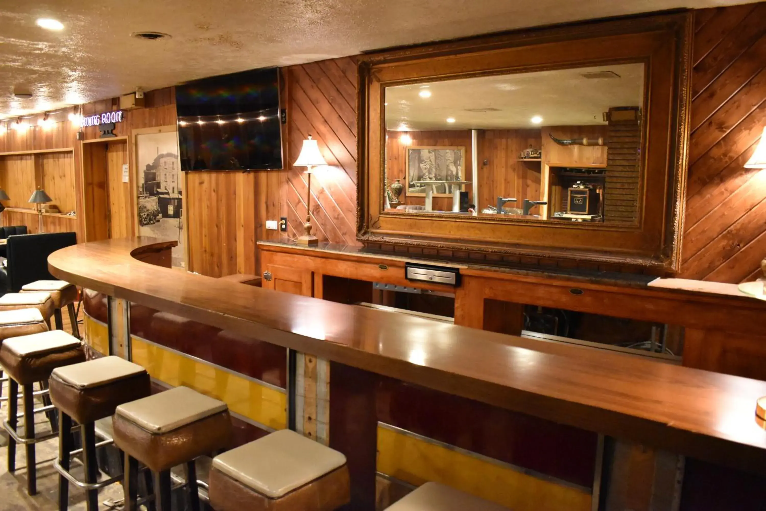 Nightclub / DJ, Restaurant/Places to Eat in Silver Horseshoe Inn