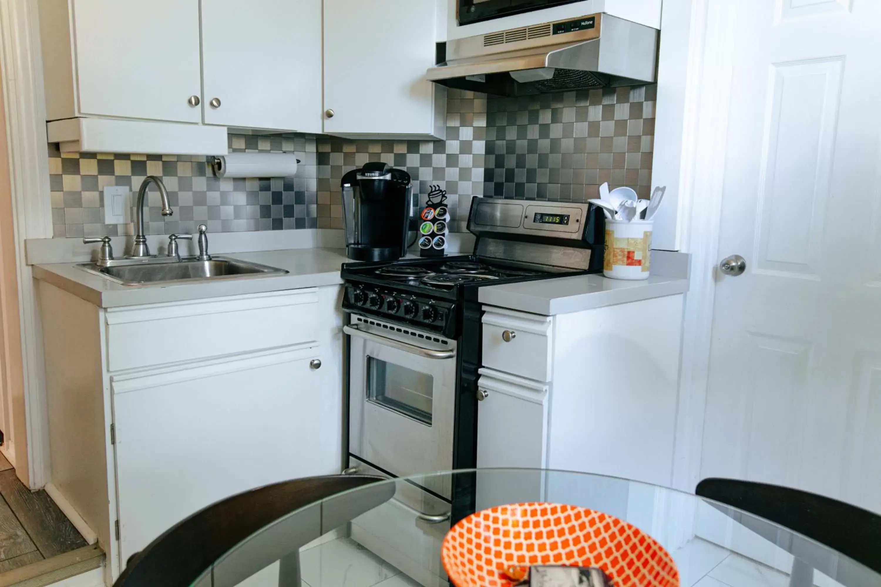 Coffee/tea facilities, Kitchen/Kitchenette in The Provincetown Hotel at Gabriel's