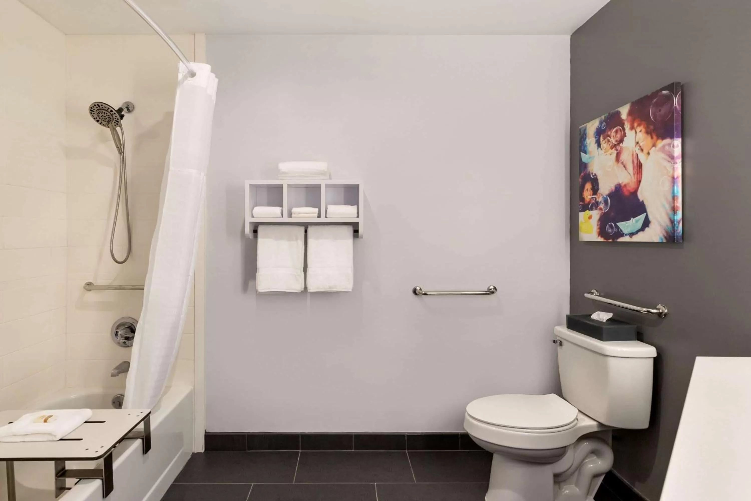 Bathroom in La Quinta inn & suites by Wyndham Dothan