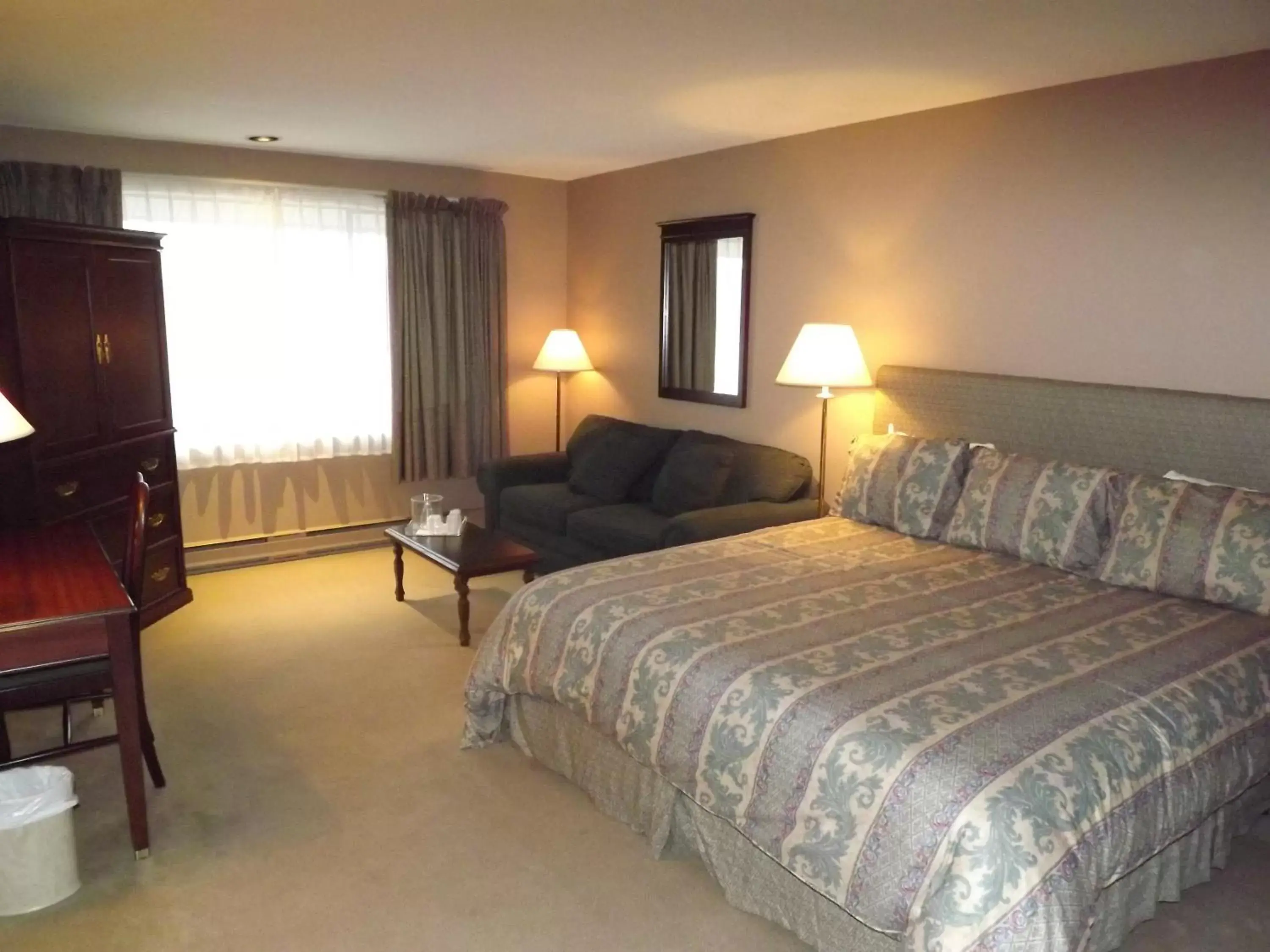 Photo of the whole room, Bed in The Pacific Inn