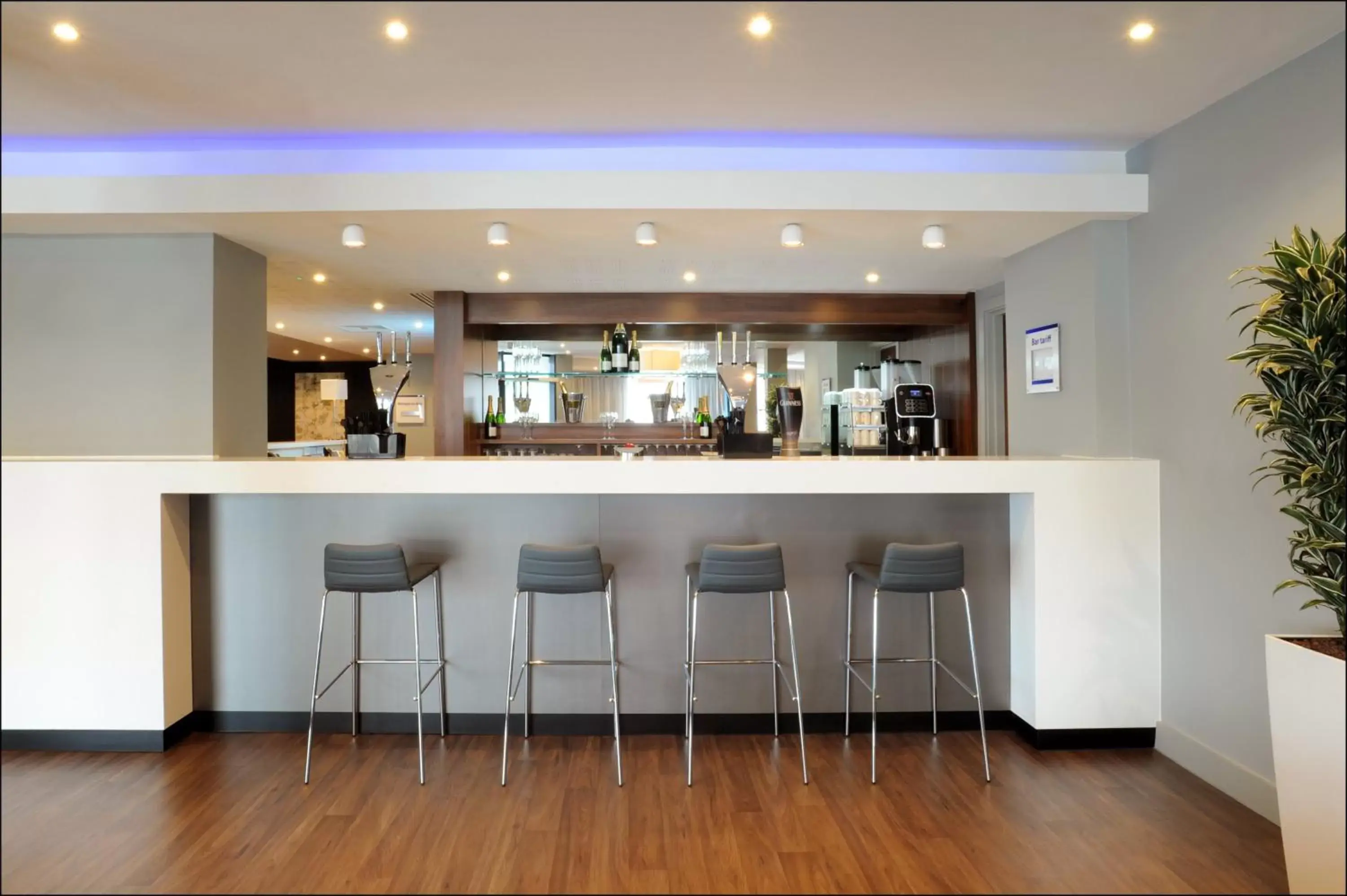 Lobby or reception, Lounge/Bar in Holiday Inn Express Birmingham - Snow Hill, an IHG Hotel