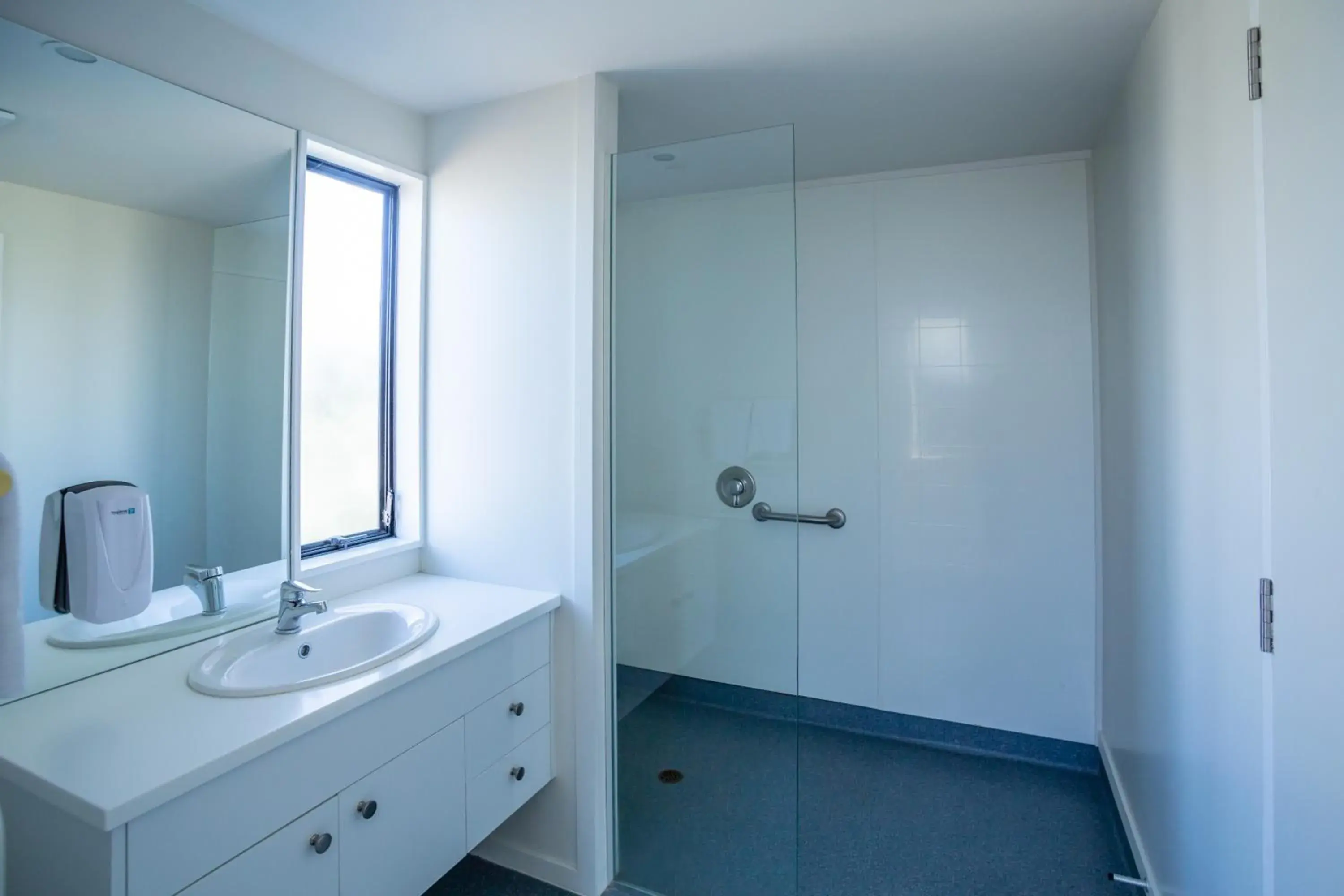 Shower, Bathroom in Christchurch Park Motel