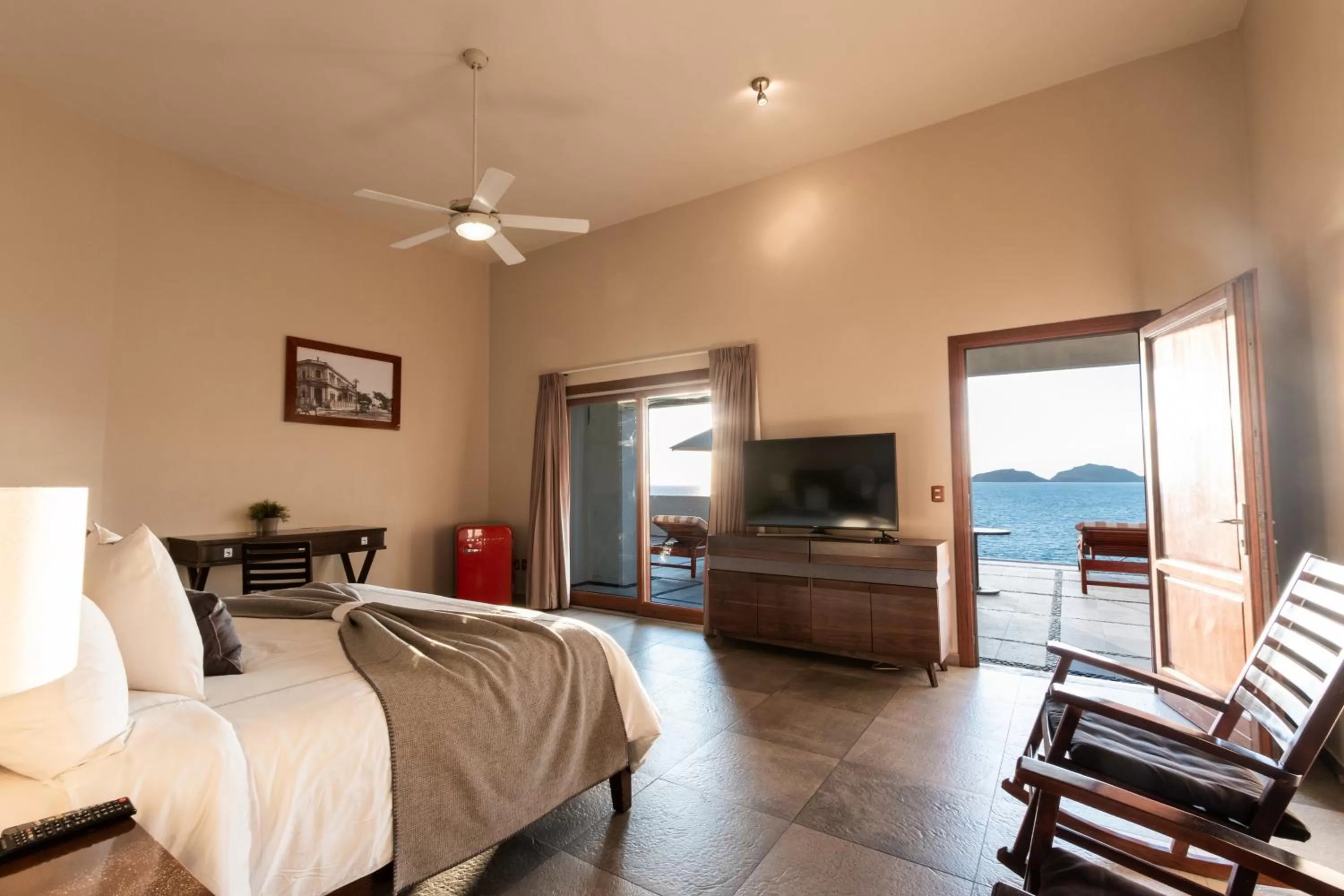 Superior King Room with Ocean View in Casa Lucila Mazatlán Curamoria Collection