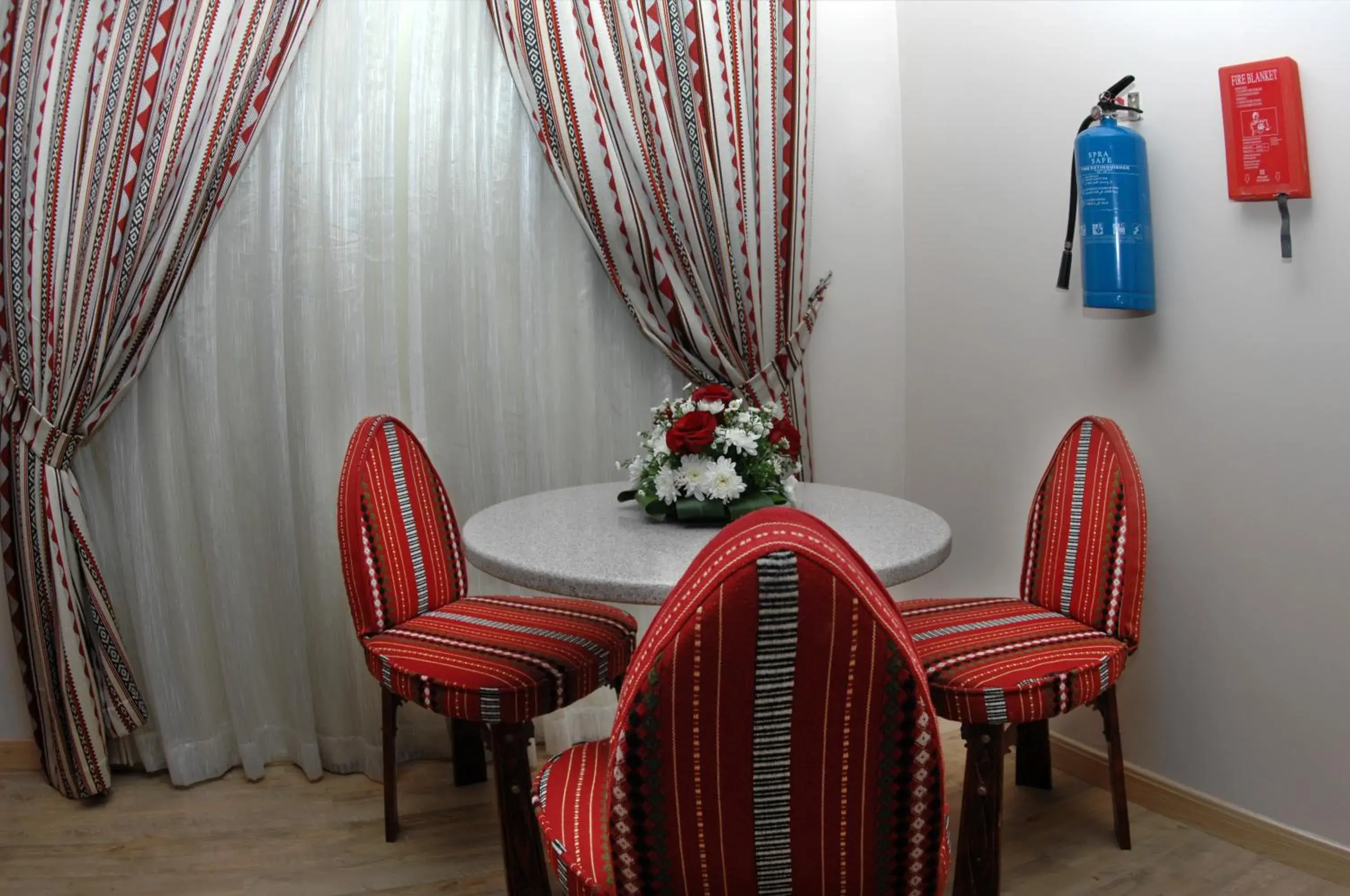 Dining area, Lounge/Bar in Al Liwan Suites
