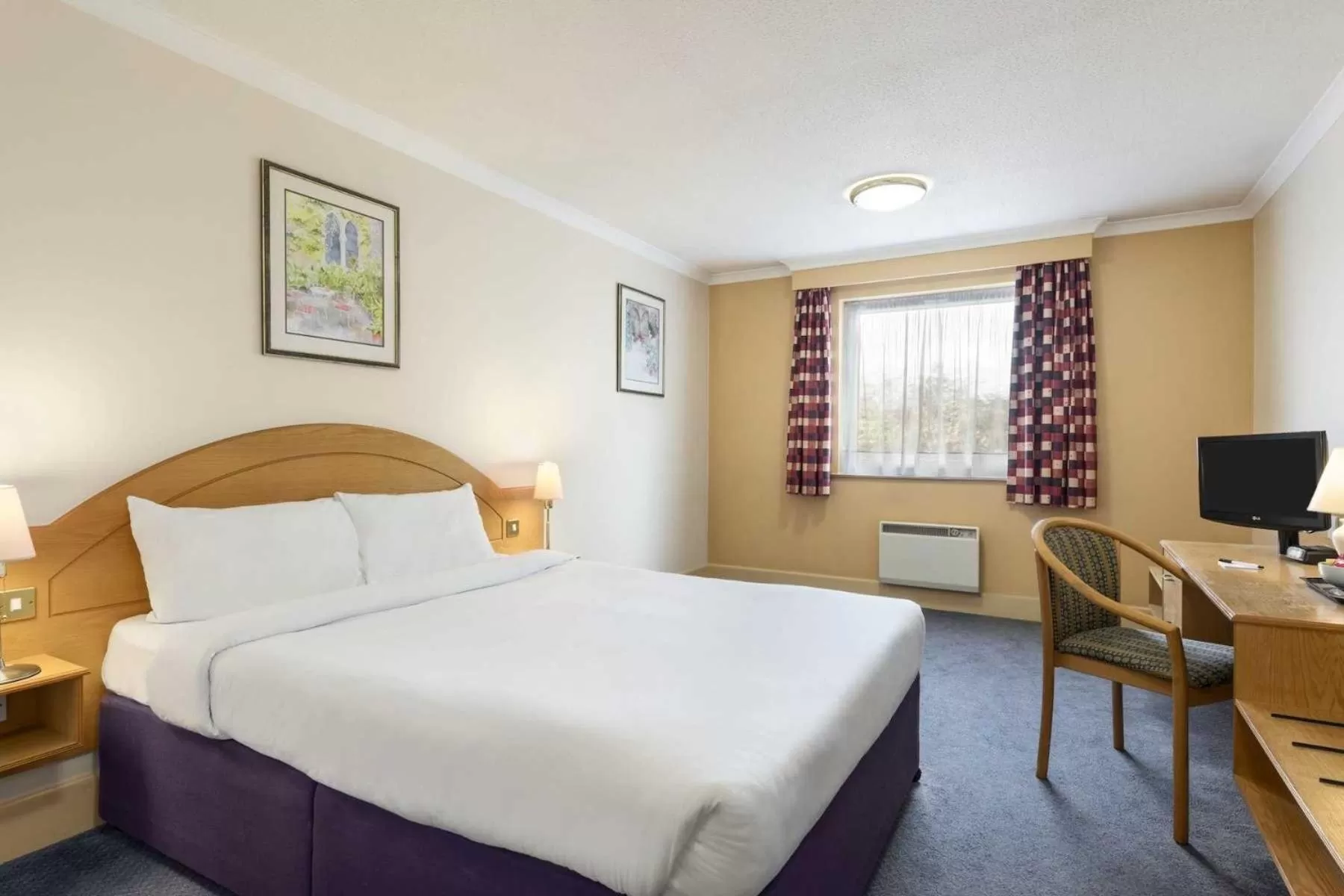 Bedroom, Bed in Days Inn Watford Gap
